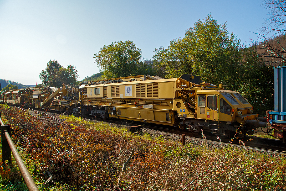 
Die Plasser & Theurer Bettungsreinigungsmaschine RM 95-800 W der MGW Gleis- und Weichenbau-Gesellschaft mbH & Co. KG (Berlin) am 19.09.2020 in Herdorf bei der Zugdurchfahrt. Hier der Bereich der  Reinigungsmaschine AHM  und ATH. In der linken Einheit (AHM) befindet sich die Aushubkette und die Schotterrückführung (recycelt oder recycelter mit neuen Schotter vermischt).

Die Grundmaschine wurde 2010 von Plasser & Theurer unter den Fabriknummern 5221 bis 5224 gebaut, sie hat die VDM Nr. 99 80 9414 001-4 D-MWGB.