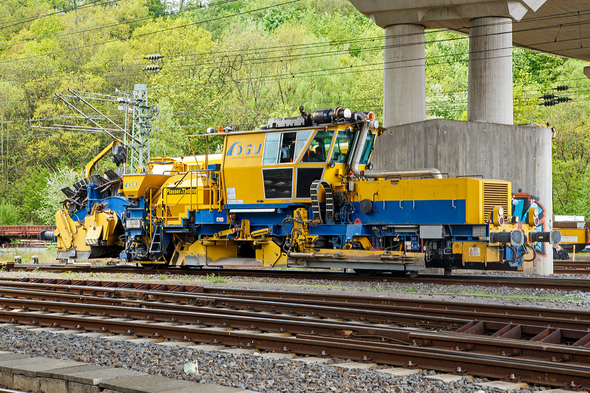 
Die Plasser & Theurer Schnellschotterplaniermaschine SSP 110 SW (Schweres Nebenfahrzeug Nr. 97 16 46 516 18-9; EBA 04 B09 B017) der DGU - Deutsche Gleisbau Union (Koblenz), am 09.05.2015 im Einsatz beim Hbf Siegen, hier wurden Weichen erneuert. 

TECHNISCHE DATEN der SSP 110 SW:
Spurweite: 1.435 mm
Eigengewicht: 44 t
zul. Anhängelast: 40 t
Länge über Puffer: 17.230 mm
Achsabstand: 8.100 mm
Achsanzahl: 2 (große Räder)
Motorleistung: 400 kW
Höchstgeschwindigkeit: 100 km/h
Kleinster befahrbarer Radius: 120 m
zul. Streckenklasse: D4 oder höher
Zur Mitfahrt zugel. Personen: 3