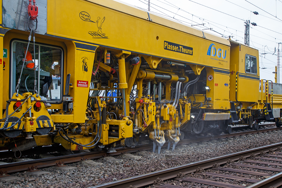 
Die Plasser & Theurer Universalstopfmaschine 08 - 275 Unimat 3SY (Schweres Nebenfahrzeug Nr. 97 43 41 523 17 - 9) der DGU (Deutsche Gleisbau Union) am 16.05.2015 im Einsatz in Siegen. 

Hier als Detail das Stopfaggregat, die Stopfpickel sind eingetaucht. Durch die längere Belichtungszeit wir deutlich was sich hier bewegt. 

Die 08-275 Unimat 3 SY kann auch Gleise mit Y-Schwellen bearbeiten. 