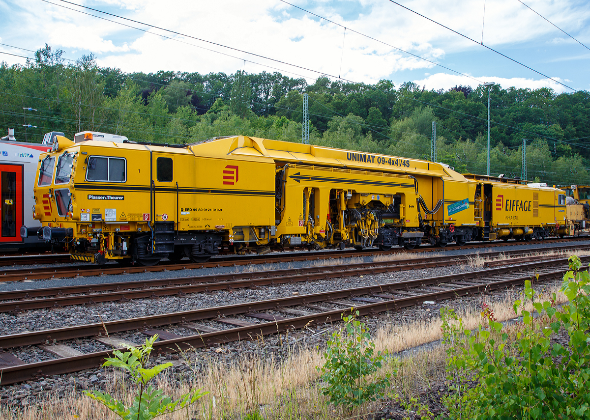 
Die Plasser & Theurer Universalstopfmaschine UNIMAT 09-4x4/4S (Kombinierte Gleis- und Weichenstopfmaschine), Schweres Nebenfahrzeug Nr. D-ERD 99 90 9121 010-9 der Eiffage Rail (NL der Eiffage Infra-Bau SE) ist am 15.06.2019 in Betzdorf (Sieg) abgestellt.

Die UNIMAT wurde 2017 von Plasser & Theurer unter der Maschinen-Nr, 6502 gebaut.

Die Unimat 09-44/4S ist eine zweiteilige Maschine, die durch Gelenkkupplung verbunden ist. Ausgestattet mit separatem Aggregatrahmen, einzeln oder paarweise seitenverschiebbaren Einschwellen-SplitHead-Stopfaggregaten inkl. Ausschwenkbegrenzung mit optimaler Stopffrequenz von 35 Hz und gerichteter, geradliniger Schwingung. Auerdem sind alle Pickel schwenkbar ausgefhrt.

TECHNISCHE DATEN der UNIMAT 09-4x4/4S:
Spurweite: 1.435 mm (Normalspur)
Anzahl der Achsen: 8 
Lnge ber Puffer:  33.440 mm
Kleister befahrbarer Gleisbogen: R = 150 m 
Zugelassen fr Streckenklasse: C2 und hher
Hchstgeschwindigkeit: 100 km
