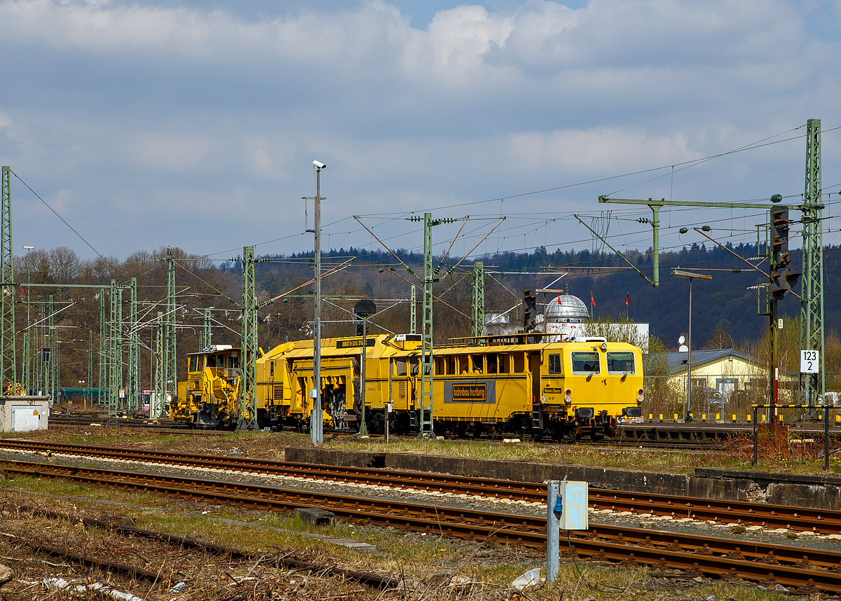 Die Plasser & Theurer Universalstopfmaschine UNIMAT 09-32/4S DYNAMIC,  Alles wird gut! , Schweres Nebenfahrzeug Nr. 99 80 9421 020-5 D-HBAU, ex 97 43 55 505 17-9, und die P&T Schnell-Schotterplaniermaschine SSP 110 SW,   Alles wird gut! , Schweres Nebenfahrzeug Nr. 99 80 9425 100-1, ex 97 16 46 507 18-8, beide von der Hartung-Bau GmbH (Fulda-Krmmerzell), fahren am 20.04.2021 im Verband durch Betzdorf/Sieg in Richtung Siegen.

Beide Maschinen wurden 2004 von Plasser & Theurer in Linz (A) gebaut, die Universalstopfmaschine unter der Fabriknummer 3138 und die Schotterplaniermaschine unter der Fabriknummer 750.
