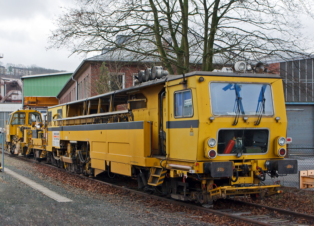 
Die Plasser & Theurer Zweischwellenstopfmaschine 09 - 32 CSM (Schweres Nebenfahrzeug Nr. 97 40 68 524 17 -9) und die Matisa Schotterplaniermaschine vom Tpy R 20 L (Schweres Nebenfahrzeug Nr. 97 16 38 501 17 – 3) beide von der Firma Hans Kaiser GmbH & Co. KG (Tann) abgestellt am 25.12.2014 am KSW Bahnhof Siegen-Eintracht (Betriebsbereich Eisern-Siegener Eisenbahn).

Die Stopfmaschine wurde 1993 von Plasser & Theurer unter der Fabriknummer 2618 gebaut und an die Thringer Gleisbau GmbH geliefert.

Die 09-32 CSM sind kontinuierlich arbeitende Stopf,- Hebe- und Richtmaschinen. Der kontinuierliche Arbeitsablauf ermglicht sehr hohe Schichtleistungen. Das Stopfen im Bereich von Weichen ist mit ihr nicht mglich.

Technische Daten der Stopfmaschine 09 – 32 CSM:
Spurweite: 1.435 mm
Achsanzahl: 6
Drehzapfenabstand: 7.500 / 13.700 mm
Lnge ber Puffer: 27.700 mm
Eigengewicht: 69t
Anhngelast: 40 t
Hchstgeschwindigkeit (bei Eigenfahrt): 90 km/h
Hchstgeschwindigkeit im Zugverband: 100 km/h
Zugelassen zur Mitfahrt: 6 Pers.
Kleinster befahrbarer Kurvenradius: R 120 m
Zugelassen fr Streckenklasse: B1 und hher
Motor: DEUTZ-Dieselmotor vom Typ BF12L 513C
Motorleistung: 348 kW

Leistungsparameter:
Hebe- und Verdichtstopfgang: ca. 250-300 m/h
1. Stabilisierung: 450 m/h
2. Stabilisierung: 600-800 m/h
Durcharbeitung (Hbg. bis 25mm): 800 m/h
Max. berhhung: 160 mm
Min. Arbeitsradius: 150 m
Die tatschlich zu erbringende Leistungsmenge je Stunde variiert aufgrund der unterschiedlichen Randbedingungen (Hebewerte, Gleisgeometrie etc.) der einzelnen Manahmen.