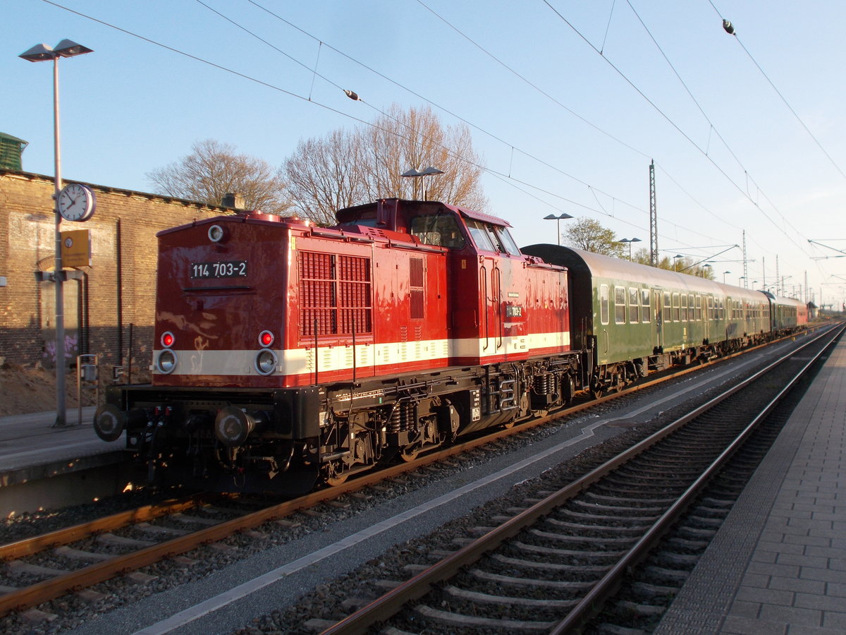 Die PRESS 114 703 schob am Abend vom 03.Mai 2018,den Wagenpark,von Bergen/R�gen nach Putbus.