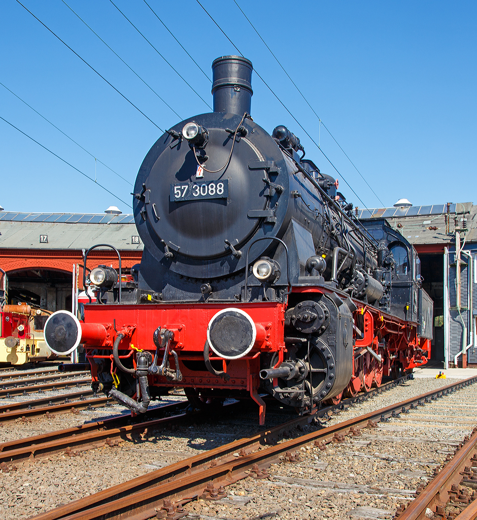 Die preuß. G10 Schlepptender-Güterzuglokomotive 57 3088 (ex G10 6011 Halle, ex DB 057 088-7) am 30.08.2015 im Südwestfälische Eisenbahnmuseum in Siegen.

Die Lok wurde 1922 von Rheinmetall unter der Fabriknummer 550 gebaut und als G10 6011 Halle an die Deutsche Reichsbahn geliefert, 1925 erfolgte die um Bezeichnung in DR 57 3088 (nach dem Krieg DB 57 3088). Kurz vor der z-Stellung am 10.06.1968 wurde sie zum 01.01.1968 noch in DB 057 088-7 umgezeichnet. Am 24.06.1970 schied sie aus dem Bestand der DB aus. Von 1974 bis 2002 war sie als Denkmal auf dem Gelände des Bahnbetriebswerks Haltingen aufgestellt (mit Unterbrechungen als Ausstellungstück). Nachdem der Personalbestand in Haltingen zur Pflege gemäß den Auflagen des VM Nürnberg nicht mehr ausreichte, kam sie 2002 nach Siegen.

Die Preußische G 10 war eine Güterzug-Schlepptenderlok, die auf Basis des Fahrgestells der Preußischen T 16 und des Kessels der Preußischen P 8 entwickelt wurde.
Bei der Entwicklung der G 10 wurde das Fahrwerk der T 16 mit der seitenverschiebbaren ersten und fünften Achse deutlich modifiziert - die T 16 wurde danach mit diesem modifizierten Fahrwerk als T 16.1 weiter-gebaut. Die G 10 war für den schweren Güterzugdienst auf Hauptstrecken vorgesehen, durch ihre niedrigere Achslast konnte sie aber flexibler als die in etwa leistungsgleiche Preußische G 8.1 eingesetzt werden. Die G 10 wurde vereinzelt sogar auch im Personenzugdienst verwendet.