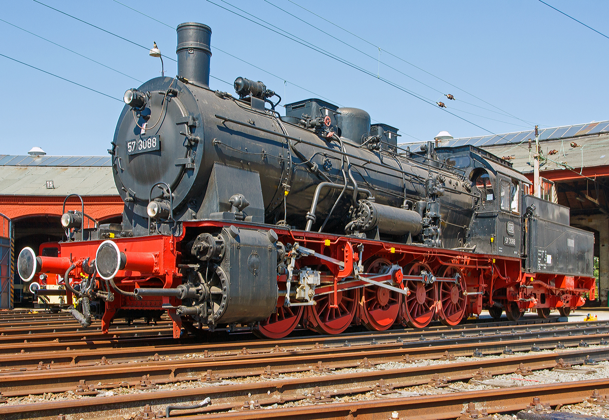 
Die preuß. G10 Schlepptender-Güterzuglokomotive 57 3088 (ex G10 6011 Halle, ex DB 057 088-7) am 30.08.2015 im Südwestfälische Eisenbahnmuseum in Siegen.

Die Lok wurde 1922 von Rheinmetall unter der Fabriknummer 550 gebaut und als G10 6011 Halle an die Deutsche Reichsbahn geliefert, 1925 erfolgte die um Bezeichnung in DR 57 3088 (nach dem Krieg DB 57 3088). Kurz vor der z-Stellung am 10.06.1968 wurde sie zum 01.01.1968 noch in DB 057 088-7 umgezeichnet. Am 24.06.1970 schied sie aus dem Bestand der DB aus. Von 1974 bis 2002 war sie als Denkmal auf dem Gelände des Bahnbetriebswerks Haltingen aufgestellt (mit Unterbrechungen als Ausstellungstück). Nachdem der Personalbestand in Haltingen zur Pflege gemäß den Auflagen des VM Nürnberg nicht mehr ausreichte, kam sie 2002 nach Siegen.

Die Preußische G 10 war eine Güterzug-Schlepptenderlok, die auf Basis des Fahrgestells der Preußischen T 16 und des Kessels der Preußischen P 8 entwickelt wurde.
Bei der Entwicklung der G 10 wurde das Fahrwerk der T 16 mit der seitenverschiebbaren ersten und fünften Achse deutlich modifiziert - die T 16 wurde danach mit diesem modifizierten Fahrwerk als T 16.1 weiter-gebaut. Die G 10 war für den schweren Güterzugdienst auf Hauptstrecken vorgesehen, durch ihre niedrigere Achslast konnte sie aber flexibler als die in etwa leistungsgleiche Preußische G 8.1 eingesetzt werden. Die G 10 wurde vereinzelt sogar auch im Personenzugdienst verwendet.