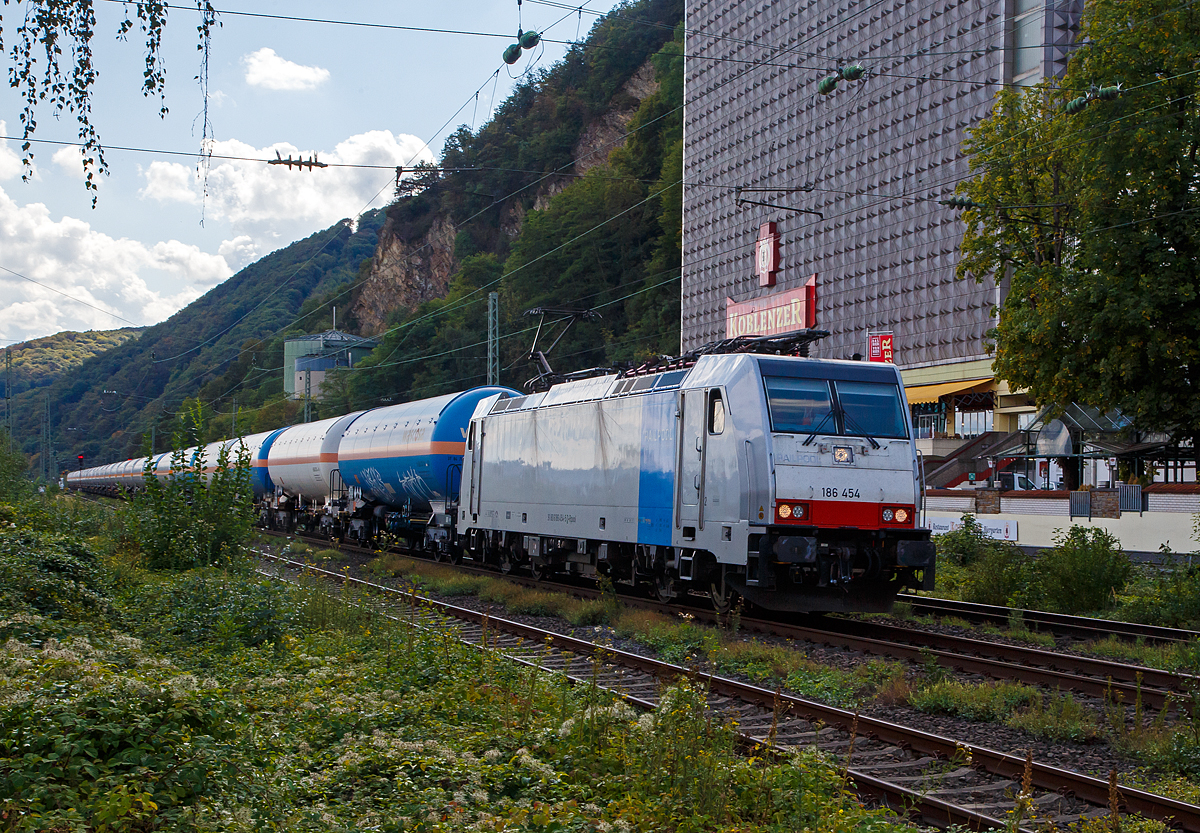 Die Railpool 186 454 (91 80 6186 454-5 D-Rpool) fährt am 02.09.2020 mit einem Kesselwagenzug, auf der Linken Rheinstrecke durch Koblenz-Oberwerth in Richtung Köln. 