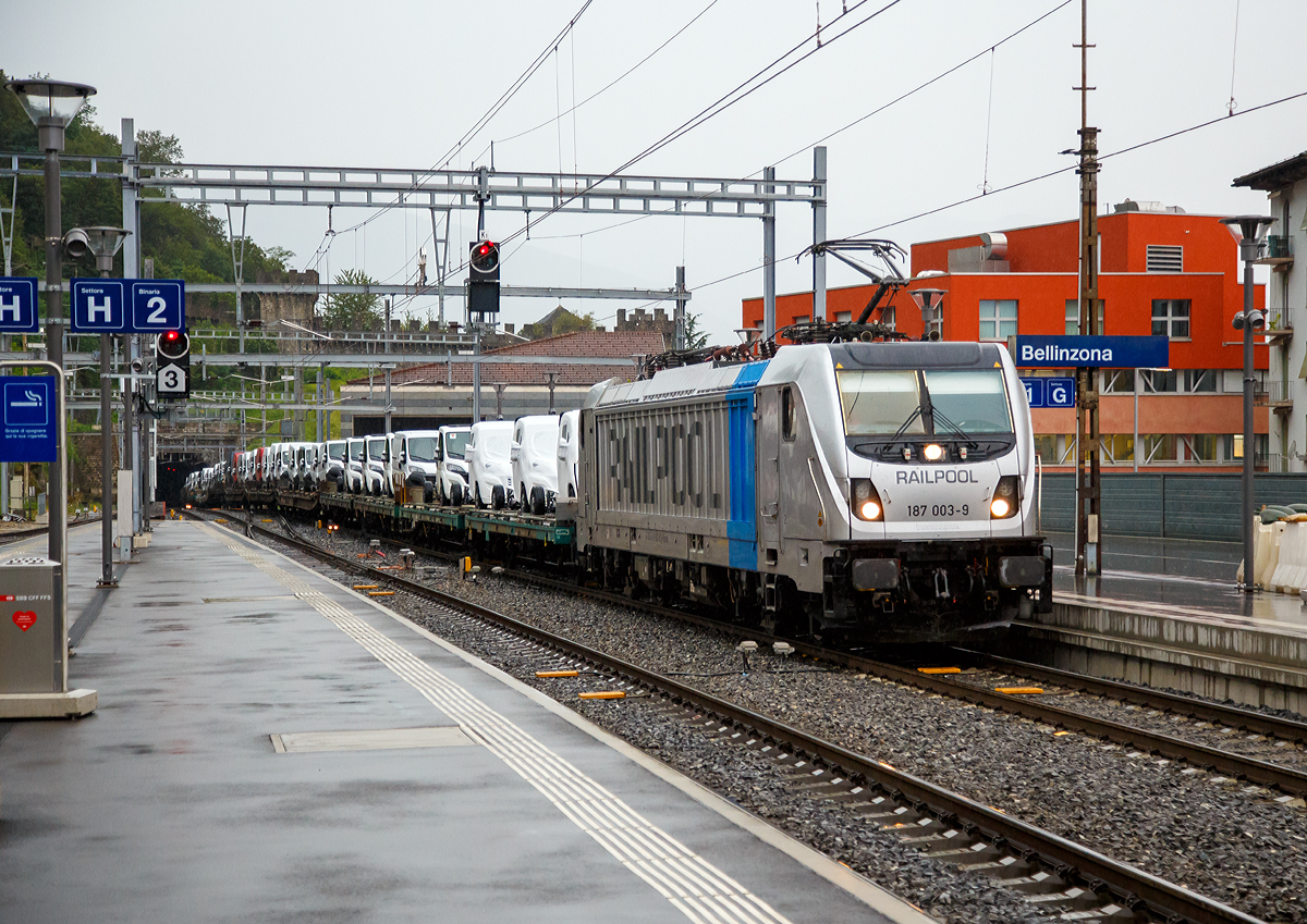 Die Railpool 187 003-9 (91 80 6187 003-9 D-Rpool) f�hrt am 02.08.2019 (bei Regen) mit einem mit FIAT Nutzfahrzeugen beladenen Flachwagen-Zug (Flachwageneinheiten der Gattung Laad…) durch den Bahnhof Bellinzona in Richtung Norden. 

Die TRAXX F160 AC3 LM wurde 2012 von Bombardier Transportation in Kassel unter der Fabriknummer 34937 gebaut.