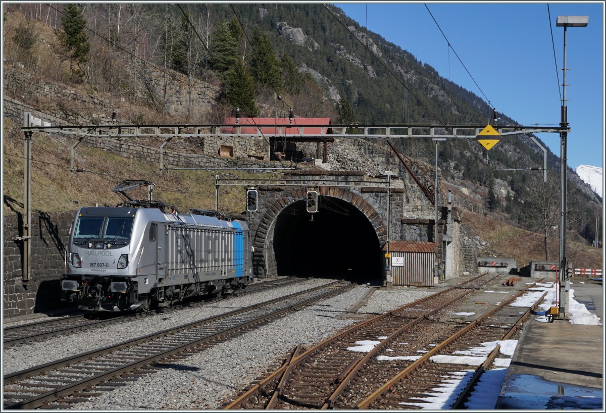 Die Railpool 187 007-0 fährt in Wassen durch.
17. März 2016 