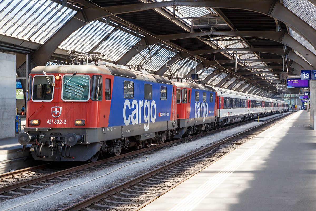 
Die Re 421 392-2 (91 85 4421 392-2 CH-SBB) und 421 394-8 (91 85 4421 394-8 CH-SBB) der SBB Cargo stehen am 07.08.2015 mit dem EC 195 nach München im Hauptbahnhof Zürich bereit.