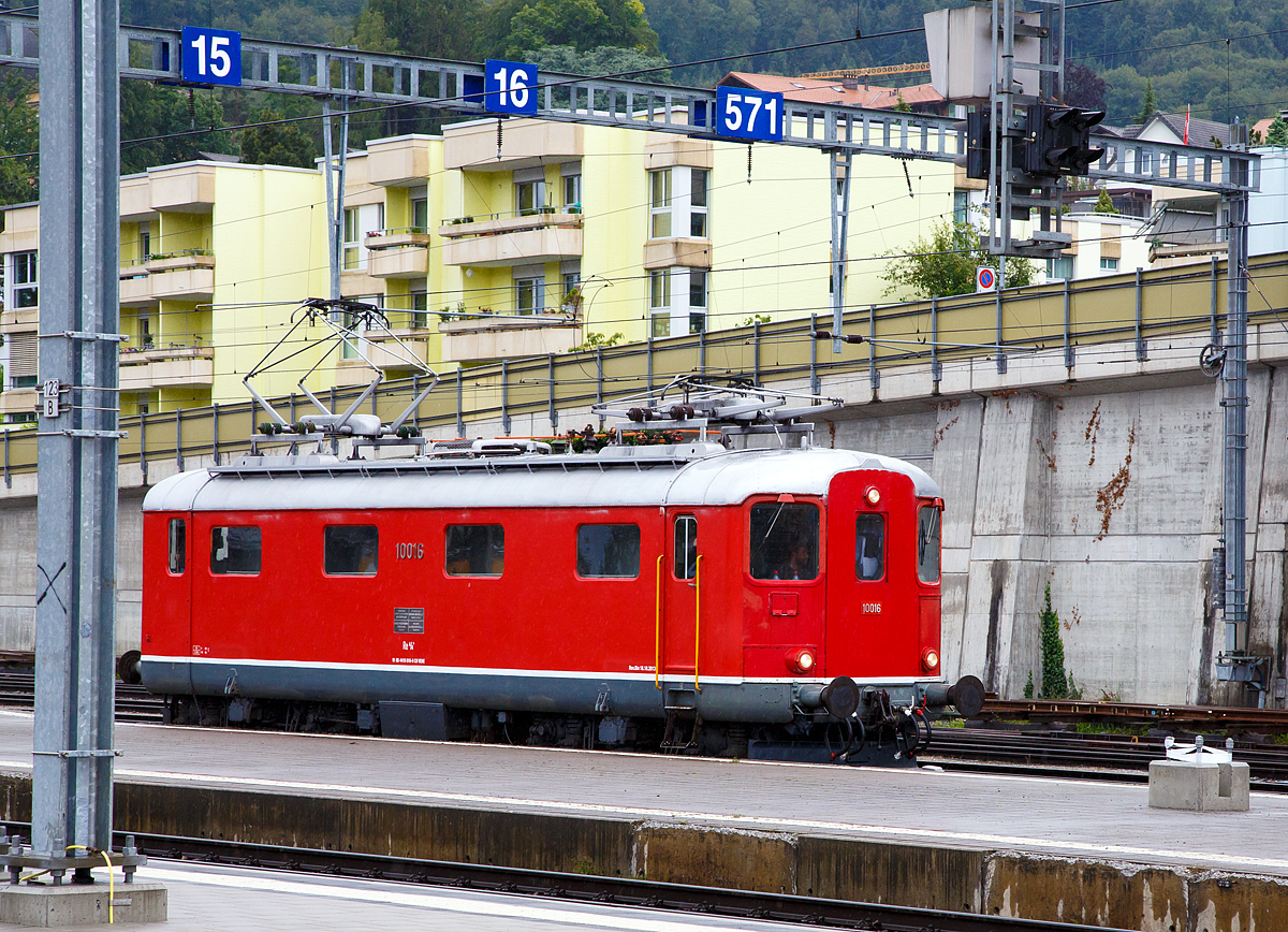 
Die Re 4/4 I 10016 (91 85 4410 016-0 CH VEHE) vom Verein Erhalt historische Elektrolomotive Re 4/4 I , ex Classic Rail AG, ex MThB Re 416 627-8, ex SBB Re 4/4 10016, fährt am 19.06.2016 als Lz durch den Bahnhof Spiez in Richtung Brig. 

Die Lok wurde 1946 von SLM unter der Fabriknummer 3897 gebaut, der elektrische Teil ist von BBC, MFO und SAAS.