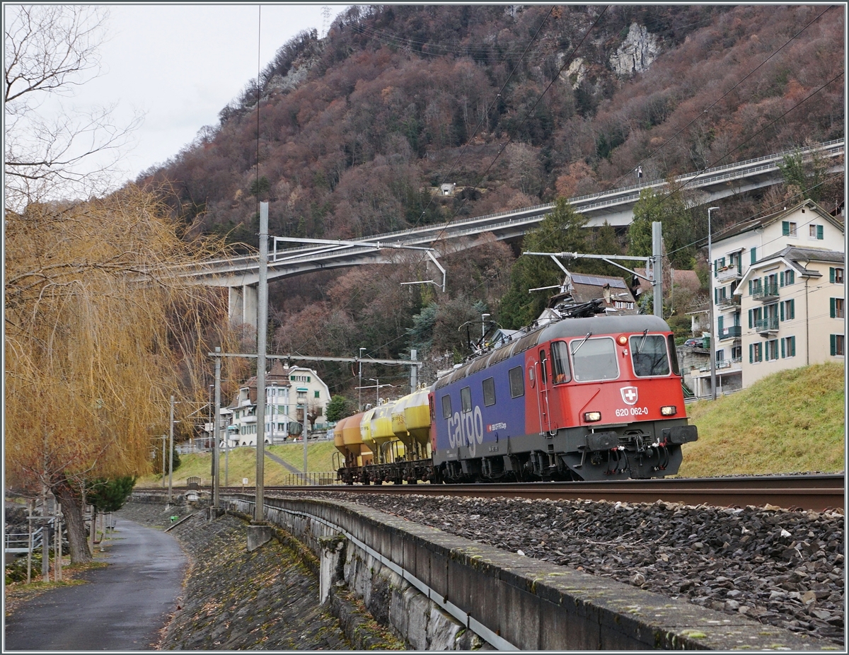 Die Re 6/6 11662 (RE 620 062-0)  Reuchenette-Péry  mit einem kurzen Güterzug kurz vor Villeneuve. 

23. Dez 2020