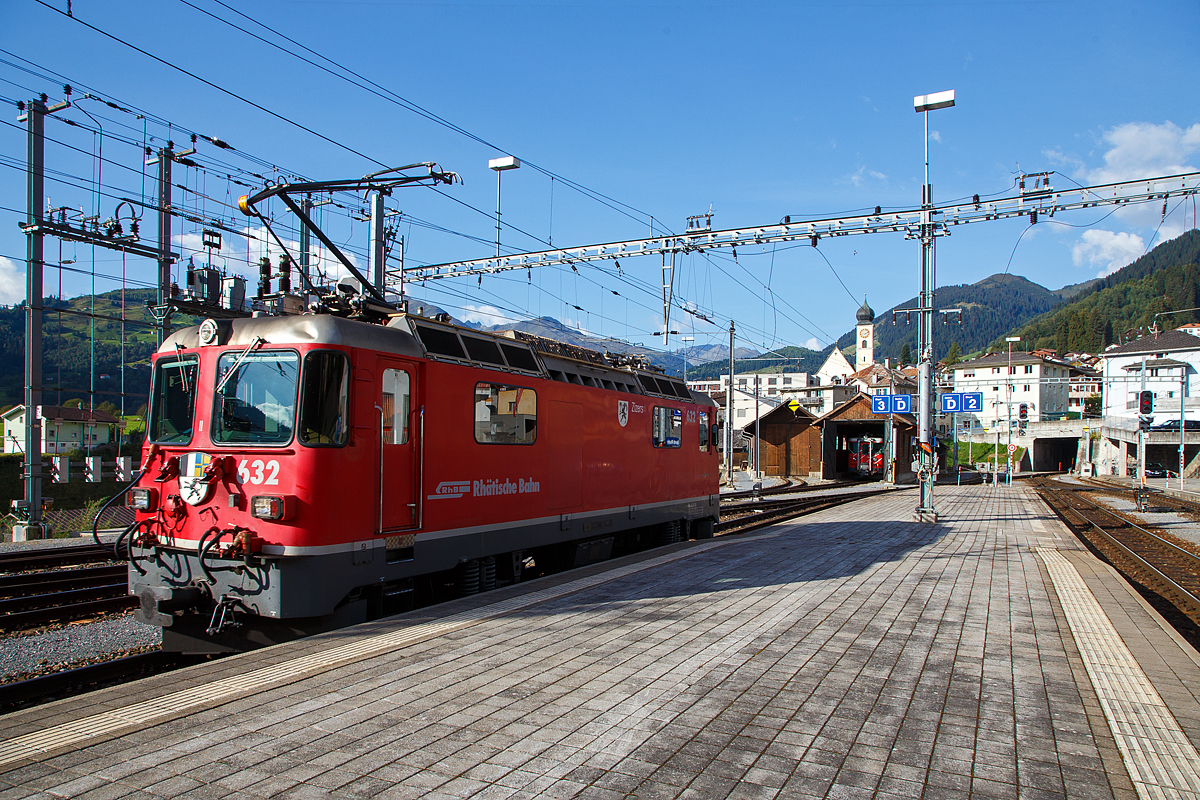 Die RhB Ge 4/4 II 632 „Zizers“ am 07.09.2021beim Umsetzen im Bahnhof Disentis/Mustér. Zuvor hatte sie unseren Zug den RE 1721 von Chur nach hier gezogen. In Disentis/Mustér endet das Netz der Rhätischen Bahn (RhB), so setzt sich die Lok nun, für die Rückfahrt, ans andere Ende des Zuges.

Hier in Disentis/Mustér endet das Netz der RhB, aber hier beginnt, mit direktem Anschluss, das Netz der Matterhorn-Gotthard-Bahn (MGB) bzw. bis zur Fusion (zum 01. Jan. 2003) der eigenständigen  Furka-Oberalp-Bahn (FO). 

Bei den durchgängigen geneinsamen Zügen dem berühmten Glacier-Express, findet in Disentis/Mustér ein Lokwechsel, zwischen RhB und MGB, stand. Die RhB ist eine reine meterspurige Adhäsionsbahn im Gegensatz die MGB ist eine meterspurige Bahn mit gemischtem Adhäsions- und Zahnradbetrieb.

Hinten in der Remise steht ein MGB Gepäcktriebwagen Deh 4/4 I, ex FO Deh 4/4 I, welche Fahrzeugnummer (51 bis 55) es ist kann in nicht sagen, da die Nummern an den Fronten nicht angeschrieben werden. 
