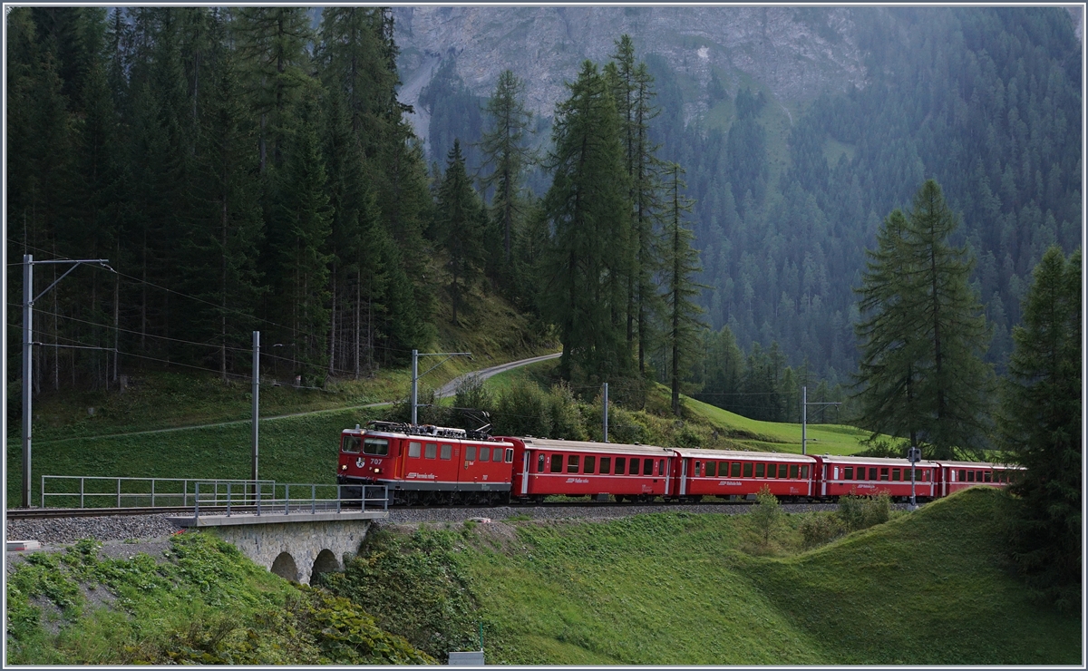 Die RhB Ge 6/6 II 707 hat mit einem Albulaschnellzug die mittler Stufe bei Bergün in Angriff genommen.
14. Sept. 2016