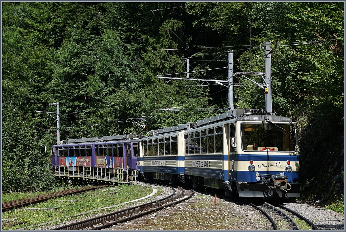 Die Rochers de Naye Triebwagen Bhe 4/8 N° 302 und 304  La Tour de Peilz  verlassen Le Trembles Richtung Rochers de Naye.
14. August 2017