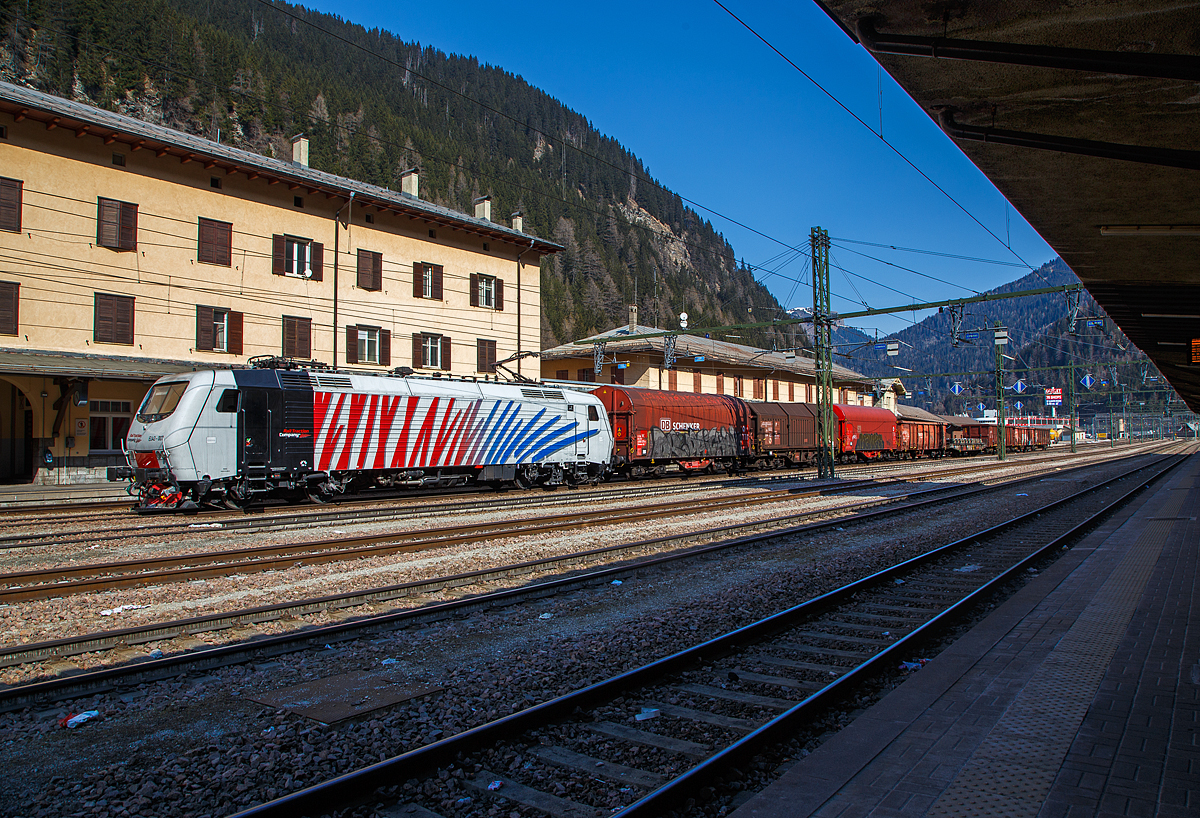 Die RTC - Rail Traction Company EU43 - 007 (91 83 2043 007-0 I-RTC) steht am 26.03.2022, mit einem gemischten Güterzug, im Bahnhof Brenner / Brennero zur Abfahrt in Richtung Verona bereit.

Die Lok vom Typ Adtranz 112E wurde 2001 von Bombardier (ex Adtranz-Pafawag) in Wrocław (Breslau), unter Fabriknummer 112E 07 gebaut. Sie, wie weitere 7 Loks, waren eigentlich für die Lieferung an die polnische PKP - Polskie Koleje Państwowe (als PKP EU43) vorgesehen, der Verkauf scheitere aus finanziellen Gründen seitens der PKP. Die 8 polnischen Loks wurden dann an die italienische Privatbahngesellschaft RTC (Rail Traction Company) verkauft, die polnische Bezeichnung EU43 wurde später an Lokomotiven der TRAXX-Variante MS2 vergeben. 

Die Loks der Baureihe EU43 vom Typ Bombardier 112E sind ähnlich denen der ab 1996 vom damaligen Hersteller ABB Tecnomasio in Vado Ligure (Italien) gebauten 20 Brennerloks der FS Baureihe E.412 (Adtranz 112E). Die E.412 haben z.B. das Führerpult wie in Italien üblich links und nicht wie die für Polen vorgesehenen EU43 rechts, daher sind beide in Italien als unterschiedlichen Baureihen eingeordnet.

Auch wenn die Lok nur zwei Stromabnehmer der Bauart WBL 85 haben, sind es elektrische Mehrsystemlokomotiven für 15 kV, 16,7 Hz Wechselstrom und 3 kV bzw. 1,5 kV Gleichstrom. Jeeils ein Stromabnehmer ist für Gleichspannung (Führerstand A, italienische Palette) und einer für Wechselspannung (Führerstand B, deutsch-österreichische Palette). Die Lokomotiven verfügt über eine elektrische Nutzbremse. 

Ursprünglich war für beide Baureihen die Zulassung für Österreich und Deutschland vorgesehen. Die ÖBB hatte zunächst die Zulassung verweigert und erst 2006 erteilt.
