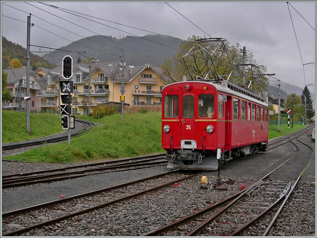 Die Saison der Blonay-Chamby Bahn hat zwar Ende Oktober geendet, doch bei  Extrafahrten kommt hin und wieder ein Museumsfahrzeug von Chamby nach Blonay, so wie der RhB ABe 4/4 35 hier am 3. Nov. 2013