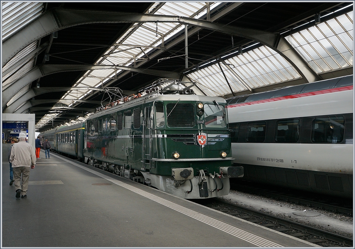 Die SBB Ae 6/6 11407 AARAU des Verein Mikado 1244 erreicht mit ihren Kurswagen von Schaffhusen den Hauptbahnhof von Zürich. Bei diesem Bild fasziniert mich, wie unbeachtet von den Passanten der Zug einfährt.
24. Juni 2018