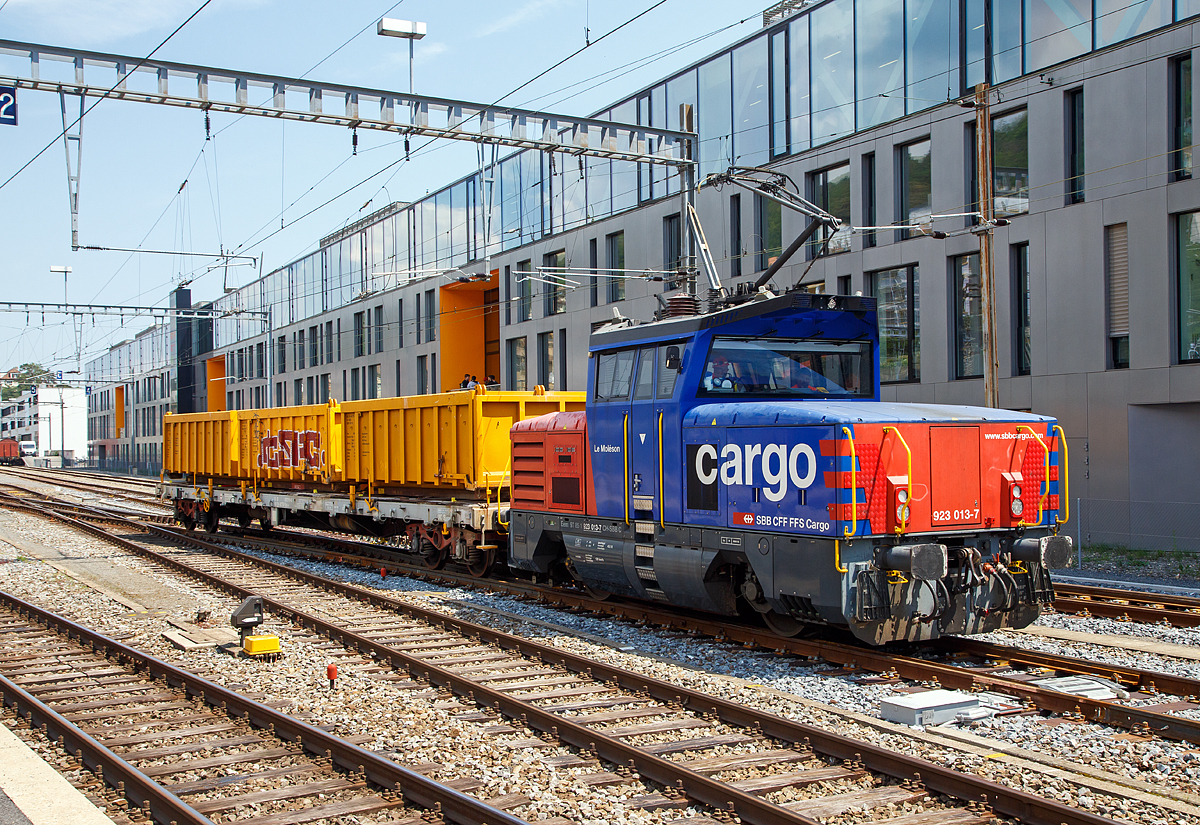 
Die SBB Cargo Eem 923 013-7  Le Moléson  (Eem 97 85 1 923 013-7 CH-SBB C) fährt am 18.05.2018 mit einem Slps-x Flachwagen mit drei ACTS Abrollcontainer durch den Bahnhof Neuchâtel.

Die Zweifrequenz-Hybridlokomotive BUTLER wurde 2013 von Stadler Winterthur unter der Fabriknummer L-11000/013 gebaut. 
