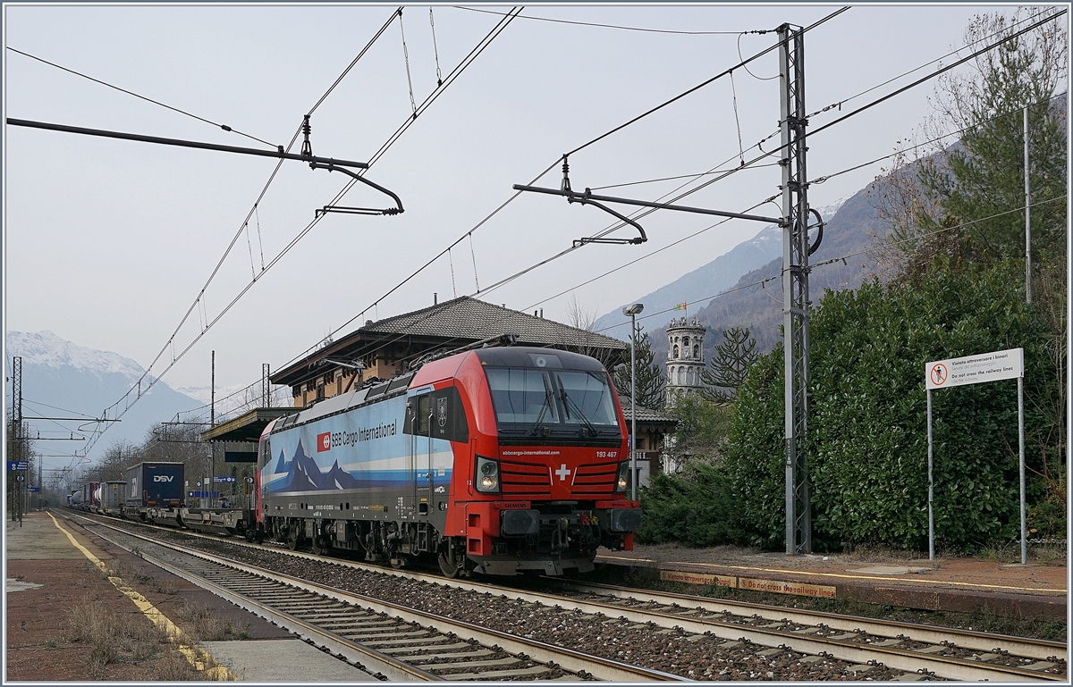 Die SBB Cargo International Re 193 467  Brig  fährt am  Schiefen Turm von Cuzzago  bei der gleichnamigen Station auf der Strecke Domodossola - Milano vorbei.

29. Nov. 2018