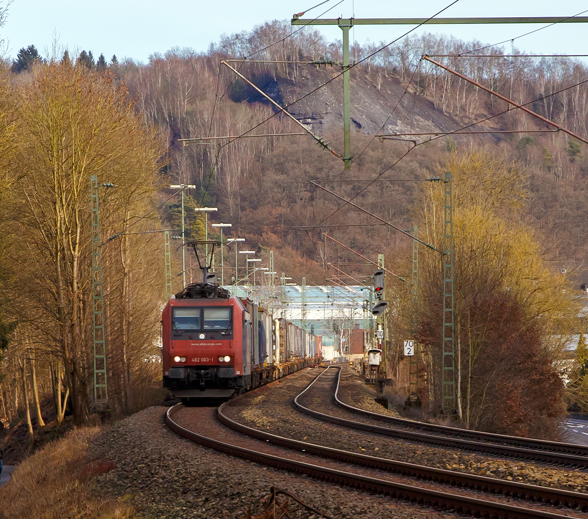 
Die SBB Cargo Re 482 003-1 (91 85 4482 003-1 CH-SBBC) fährt am 05.02.2016 mit einem Containerzug durch Wissen an der Sieg in Richtung Köln. 

Die TRAXX F140 AC1 wurde 2001 von Bombardier unter der Fabriknummer 33471 gebaut.