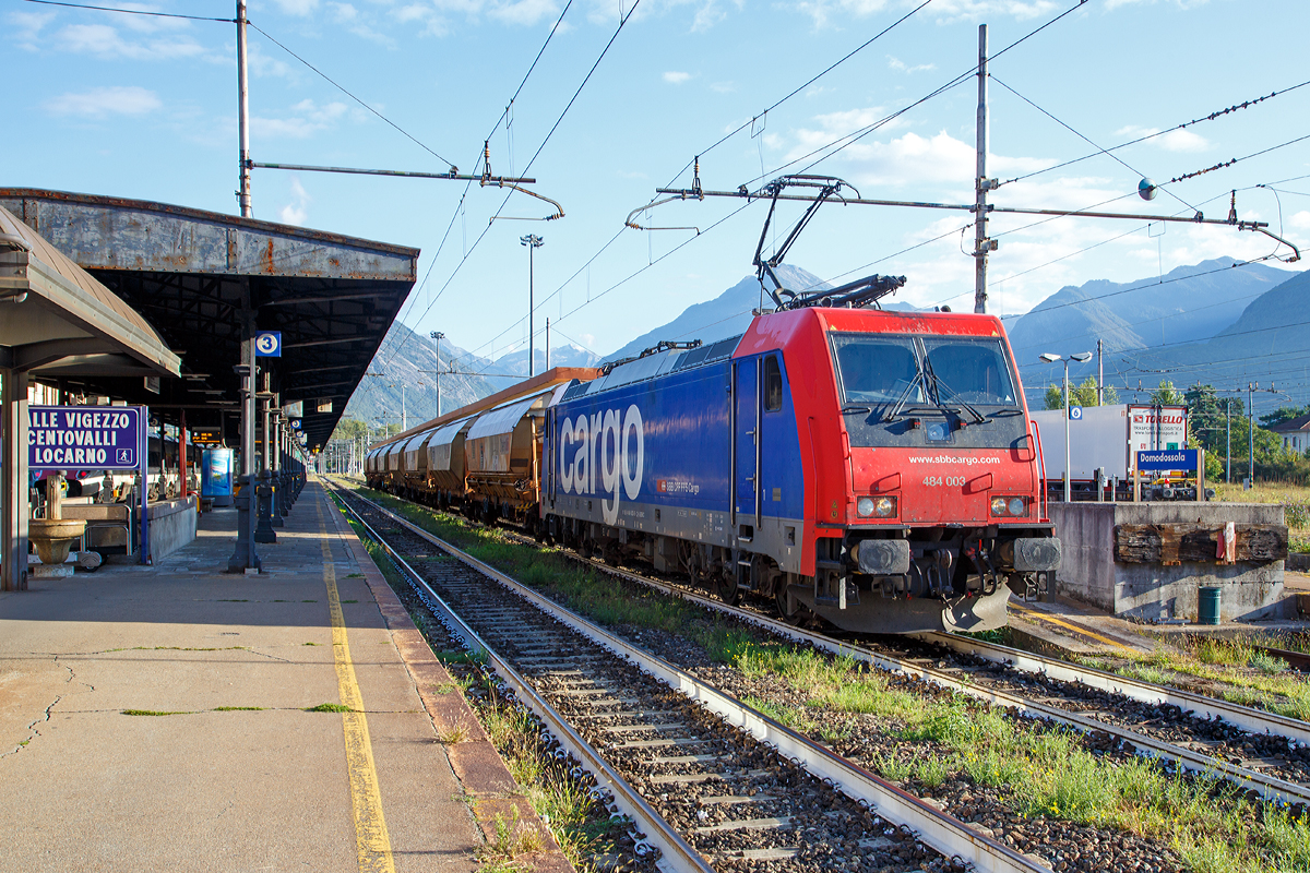 Die SBB Cargo Re 484 003 / E 484.003 SR (91 85 4484 003-9 CH-SBBC, ex 91 83 2484 003-5 I-SBBC) steht am 16.09.2017 mit einem ChemOil Schttgutwagenzug im Bf. Domodossola. 

Die TRAXX F140 MS2 wurde 2004 von Bombardierin Kassel unter der Fabriknummer 34001 gebaut, sie hat die Zulassungen fr Schweiz und Italien.

Die Re 484 ist eine Weiterentwicklung der TRAXX-Baureihe F140 AC1 (DB BR 185, SBB Re 482, u. a.), gegenber welcher sie als augenflligste nderung einen berarbeiteten Lokkasten besitzt. Die nderung erfolgte, um den neuen, strengeren Sicherheitsnormen bezglich Crashfestigkeit zu gengen. Sie ist am einfachsten an der Lokfront zu erkennen, welche im Bereich der unteren Signalleuchten gerade nach unten verluft und nicht eingezogen ist wie bei der ersten Serie der BR 185. Auerdem ist unterhalb der Stirnfenster eine Klappe fr den Ausbau der Klimaanlage angebracht und die Anzahl der Griffstangen im Frontbereich erhht worden. Die Lokomotive erhielt auch eine neue wassergekhlte IGBT Umrichteranlage.

TECHNISCHE DATEN:
Spurweite:  1.435 mm (Normalspur)
Achsfolge:  Bo'Bo'
Gebaute Stckzahl:  21
Umgrenzungsprofil: UIC 505-1
Lnge ber Puffer: 18.900 mm
Virtueller Drehgestellmittenabstand: 10.440 mm
Radsatzabstand im Drehgestell: 2.600 mm
Hhe:  4.283 mm
Breite: 2.977 mm
Dienstgewicht: 85,4 t
Radsatzlast: 21.5 t
Hchstgeschwindigkeit: 140 km/h
Stundenleistung: 5.600 kW
Anfahrzugkraft: 300 kN
Max. elektrische Bremskraft:  240 kN 
Leistung elektrische Bremse:  5.6 MW (bei AC) / 2.6 MW (bei DC)
Treibraddurchmesser:  1.250 mm (neu)/ 1.170 mm (abgenutzt)
Motorentyp:  Drehstrom-Asynchronmotoren
Stromrichter:  2 x MITRAC TC 3300
Anzahl der Fahrmotoren:  4
Antrieb: Tatzlagerantrieb
Stromsystem: 15 kV 16,7 Hz Wechselstrom (AC) und 3 kV Gleichstrom (25 kV 50 Hz AC und 1,5 kV DC wren aber auch mglich)
Anhngelasten: bis 6 Promille 1.950 t, bis 12 Promille 1.620 t und bis 26 Promille 700 t 
Frdervolumen des Kompressors: 2.400 l/min
Hauptluftbehltervolumen: 800 l
Besonderheiten: Automatische Feuerlschanlage, Rckseheinrichtung (Videokameras)