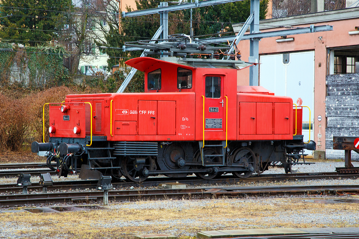 Die SBB Ee 3/3 – 16440 abgestellt am 17.02.2017 in Chur.

Die Ee 3/3 sind elektrische Rangierlokomotiven der Schweizerischen Bundesbahnen, für den leichten und mittelschweren Dienst.  Die Ee 3/3 verfügen über keine Vielfachsteuerung. Die etwas neueren Ee 3/3 sind noch heute häufig in größeren Bahnhöfen anzutreffen, erhalten aber zunehmend Konkurrenz werden seit 2010 schrittweise durch die SBB Ee 922 ersetzt.

Die ersten Ee 3/3 wurden 1928, diese hatten anfangs noch den Führerstand am einen Ende (was zum Beinamen  Bügeleisen  führte). Die Lokomotive war so erfolgreich, dass erst 1966 die letzte Ee 3/3 gebaut wurde, wobei große Teile der Konstruktion über die Zeit gleich blieben. Um im Rangierbetrieb in beide Richtungen übersichtlich zu sein, wurde das Führerhaus mittig angeordnet. Ein einziger Fahrmotor treibt eine Antriebsachse, welche wiederum über ein Kuppelgestänge die Kraftübertragung auf die Räder sicherstellt. Diese antik anmutende Konstruktion wurde bis zur letzten Ee 3/3 1966 beibehalten, obwohl damals Einzelachsantrieb längst üblich war.

TECHNISCHE DATEN der Ee 3/3 (Serie 16431 – 16440)
Baujahre: 1961 und 1962
Spurweite: 1.435 mm (Normalspur)
Achsformel: C (Antrieb über Kuppelstange)
Länge:  9.510 mm
Leistung:  508 kW / 690 PS
Anfahrzugkraft: 118 kN
Gewicht:  44 t  
Höchstgeschwindigkeit:  45 km/h
Übersetzung:  1 : 6,2  
Stromsysteme:  15kV, 16 2/3 Hz
