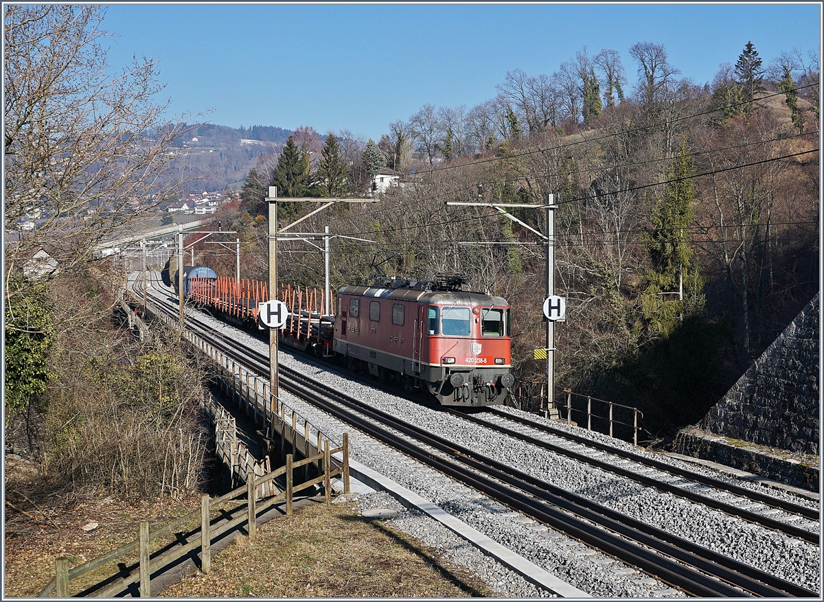 Die SBB Re 420 238-8 ist mit einem kurzen Güterzug bei Bossière Richtung Puidoux unterwegs.

15. Feb. 2019