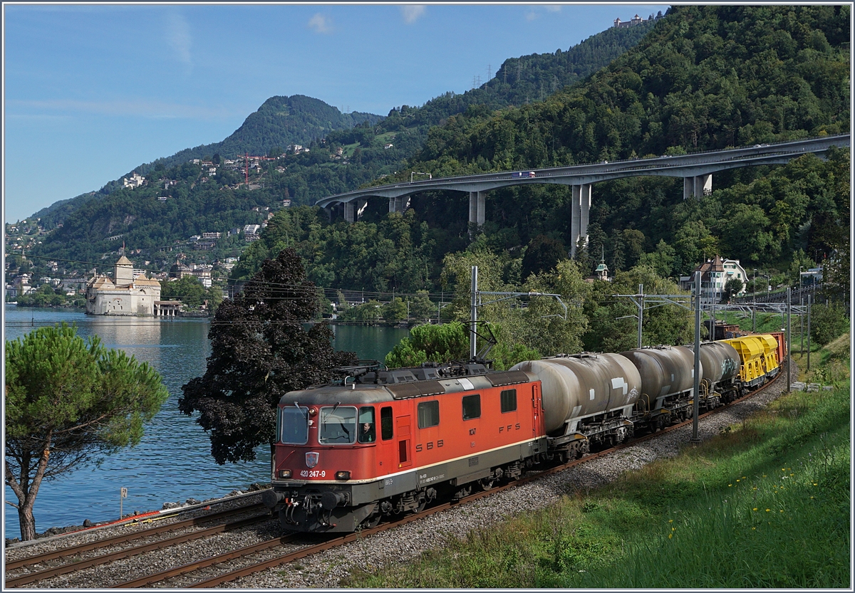 Die SBB Re 420 247-9 mit einem Güterzug kurz vor Villeneuve.
4. Sept. 2017