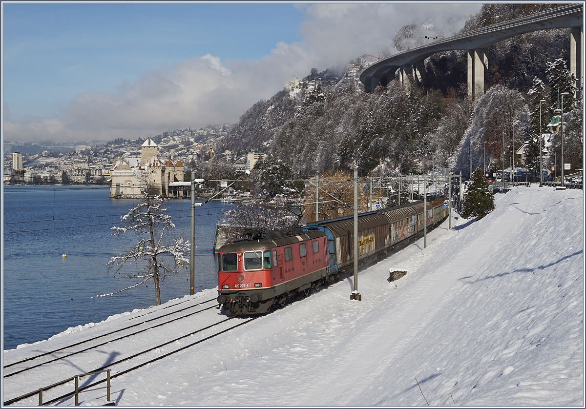 Die SBB Re 420 297-4 mit einem Güterzug beim Château de Chillon.
 
29. Jan. 2019