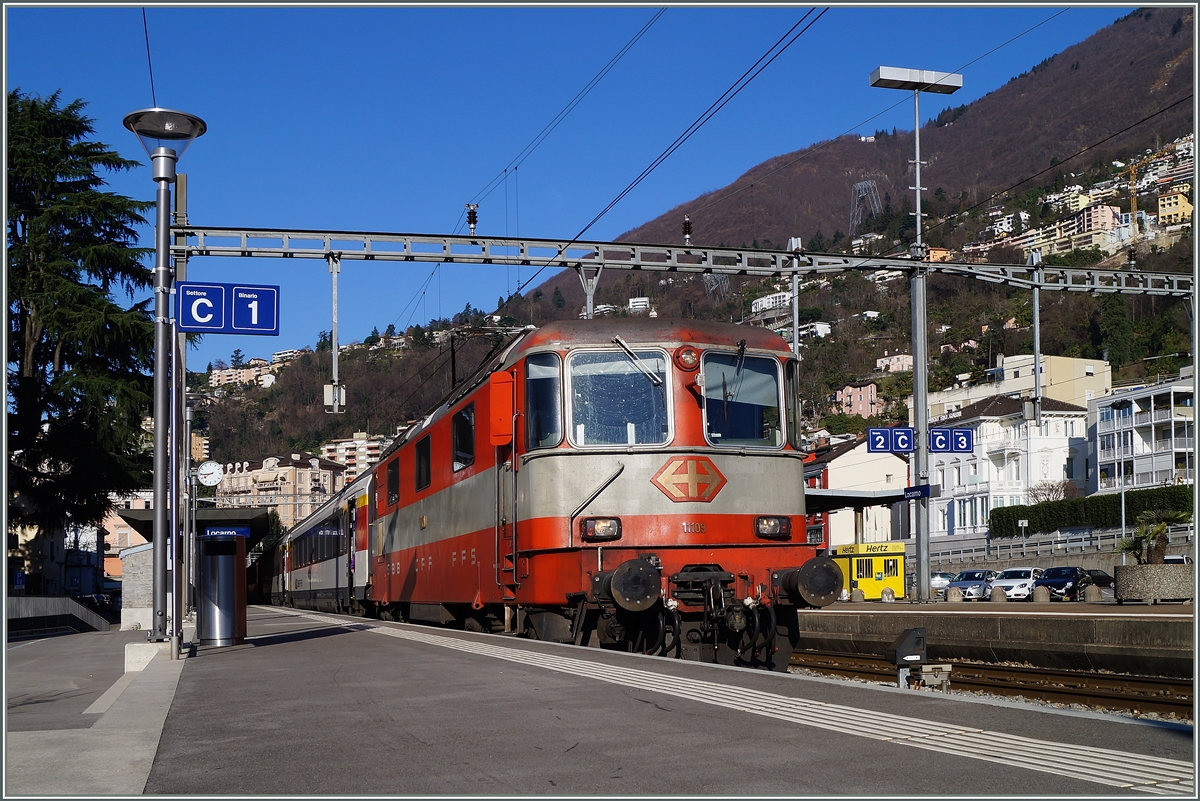 Die SBB Re 4/4 II 11109 mit dem IR 2768 nach Zürich wartet in Locarno auf die Abfahrt.
19. März 2014