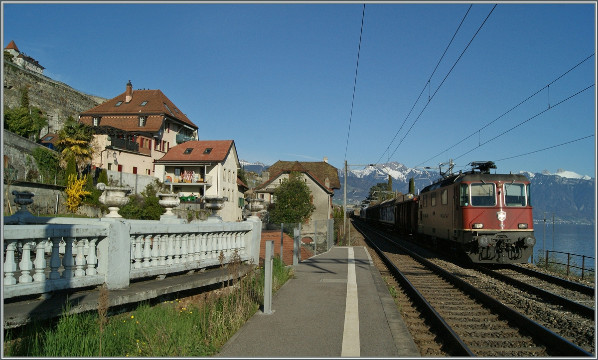 Die SBB Re 4/4 II 11252 mit einem Güterzug bei der Durchfahrt in St-Saphorin. 
15. April 2015