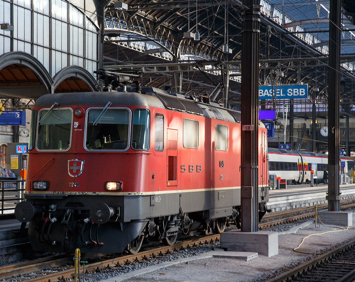 
Die SBB Re 4/4 II 11245 rangiert am 27.12.2015 im Bahnhof Basel SBB.