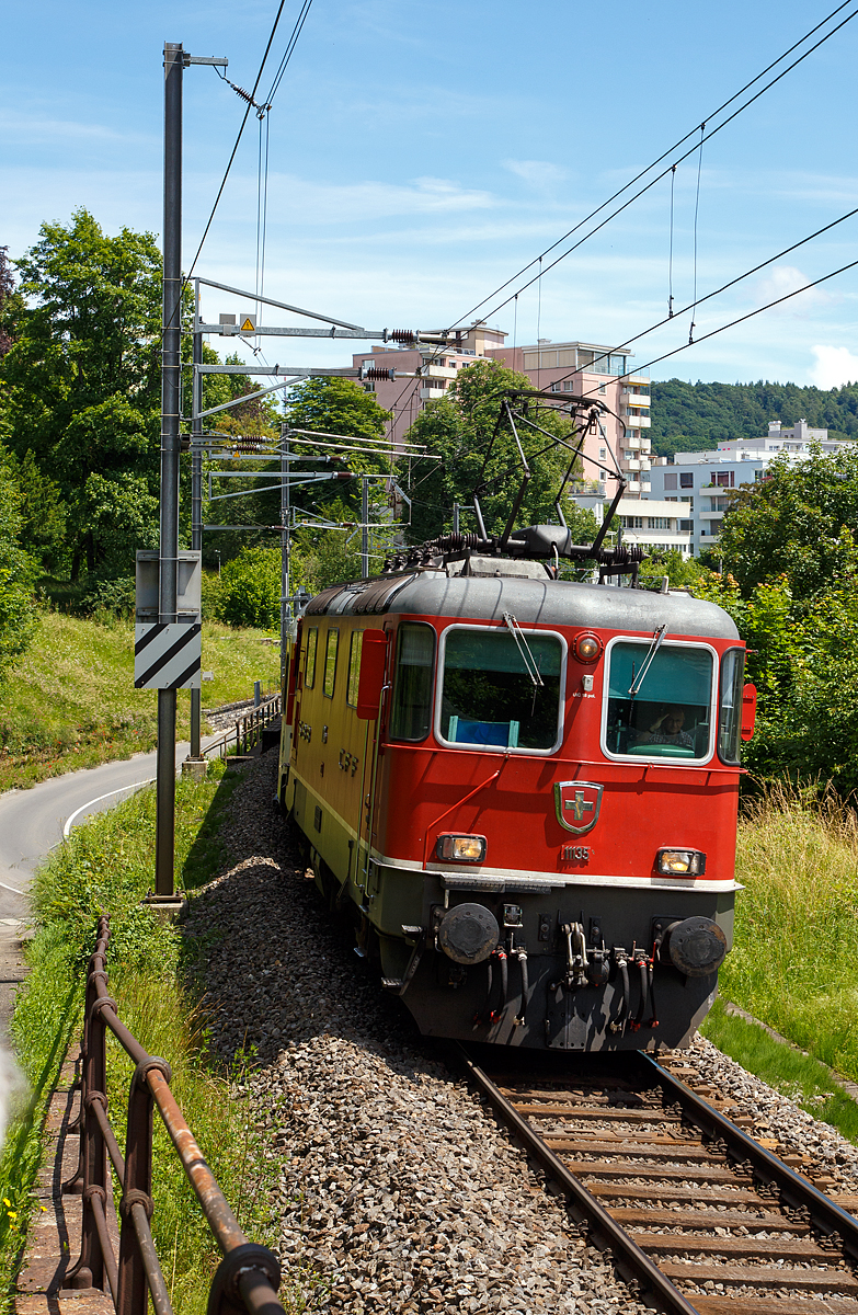 
Die SBB Re 4/4 II 11135 (Re 420 135) fährt am 18.06.2016 mit dem IR 2823, durch die neue Haltestelle  Neuhausen Rheinfall , in Richtung Zürich HB. 

Die Lok ist eine der 1. Serie mit Scherenstromabnehmer, Baujahr 1967 gebaut von SLM unter der Fabriknummer 4667.

Einen lieben Gruß an den netten Lokführer zurück. Seinen netten Gruß habe ich leider erst am Bildschirm gesehen.