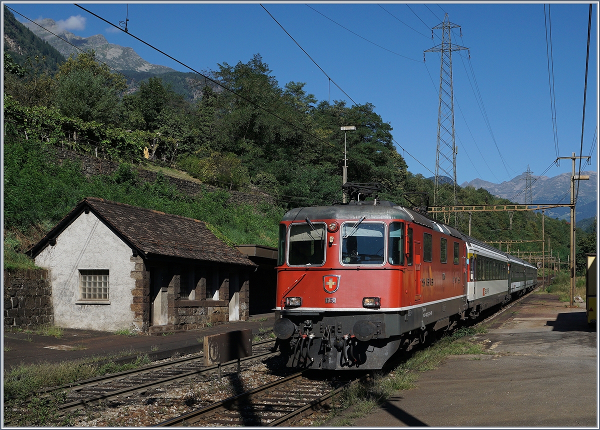 Die SBB Re 4/4 II 11158 fährt mit einem Erstatz EC durch Giornico Richutung Süden.
7. Sept. 2016