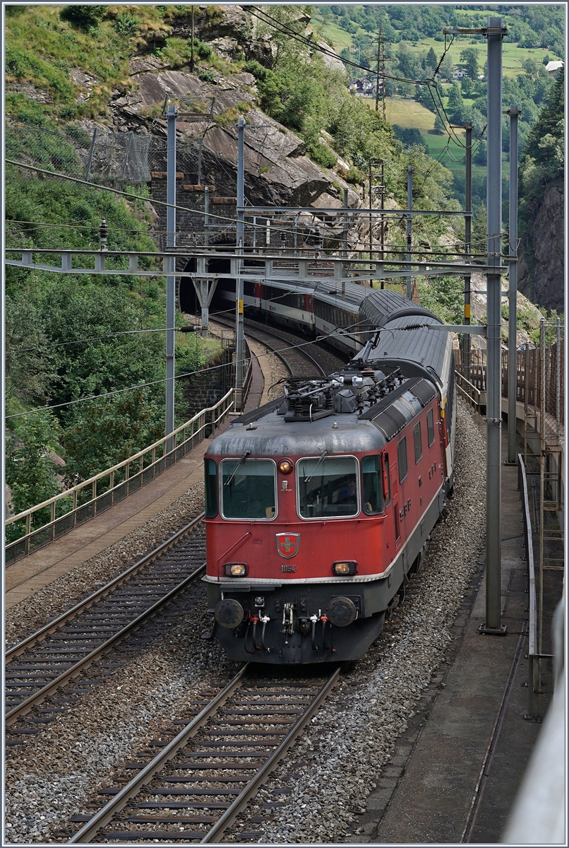 Die SBB Re 4/4 II 11164 verlässt mit einem  Gottahrd-IR  die Dazio Grand und erreicht Rodi Fiesso.
21.07.2016