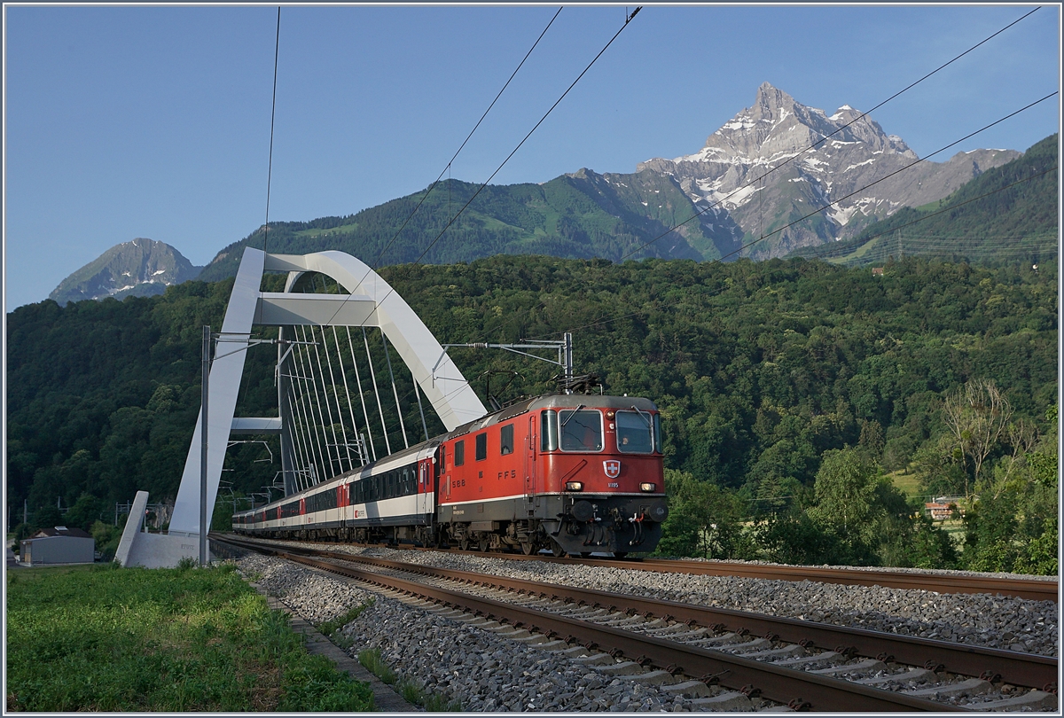 Die SBB Re 4/4 II 11195 mit ihrem 1908 auf der Fahrt nach Genève überquert zwischen St-Maurice und Bex die Rhone Brücke. 


25. Juni 2019