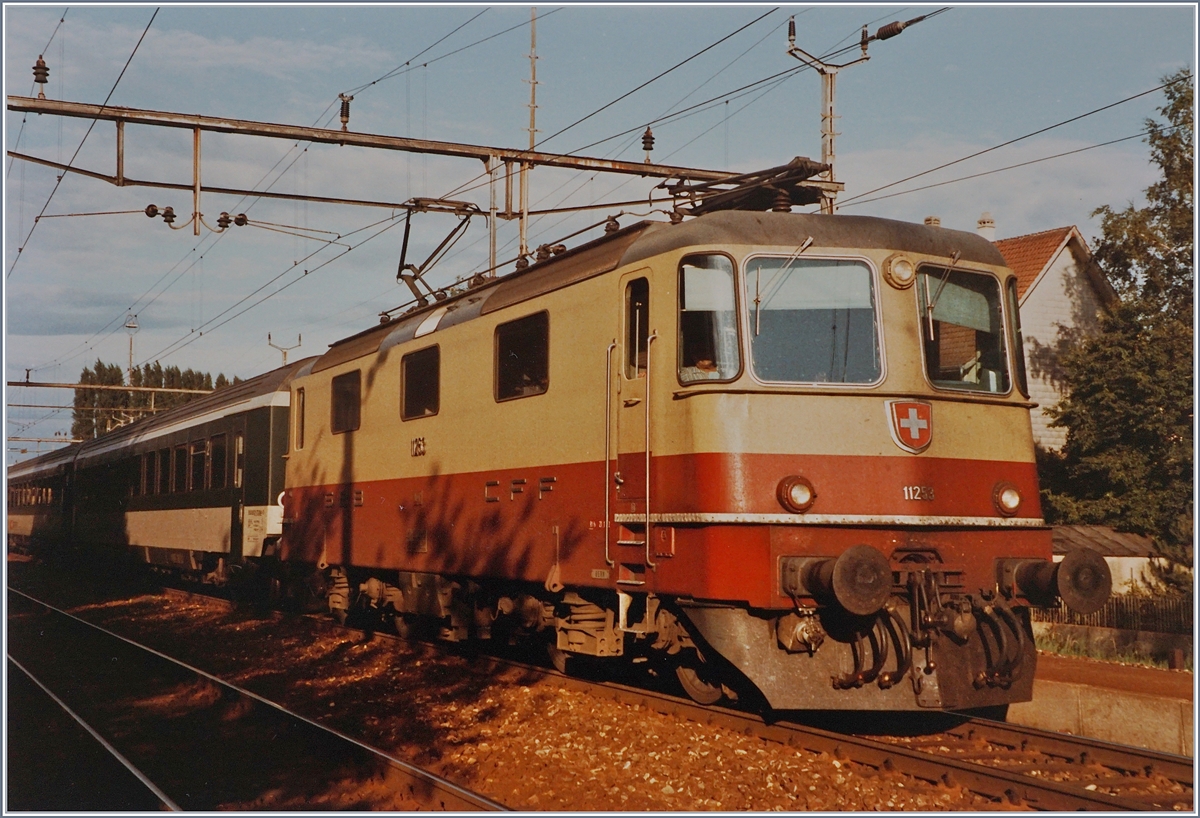 Die SBB Re 4/4 II 11253 mit dem (leider abgeschnitten) Schnellzug 538 Romanshorn -Zürich Biel/Bienne - Lausanne - Genève beim Halt in Grenchen Süd. 
Ausnahmsweise bestand der Schnellzug aus EW IV-Wagen (statt EW I/II). 

4. August 1984