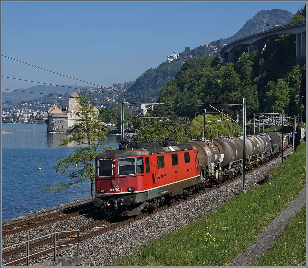 Die SBB Re 4/4 II 11292 (Re 420 292-5)  mit einem Güterzug kurz vor Villeneuve; im Hintergrund das Château de Chillon. 

22. April 2020