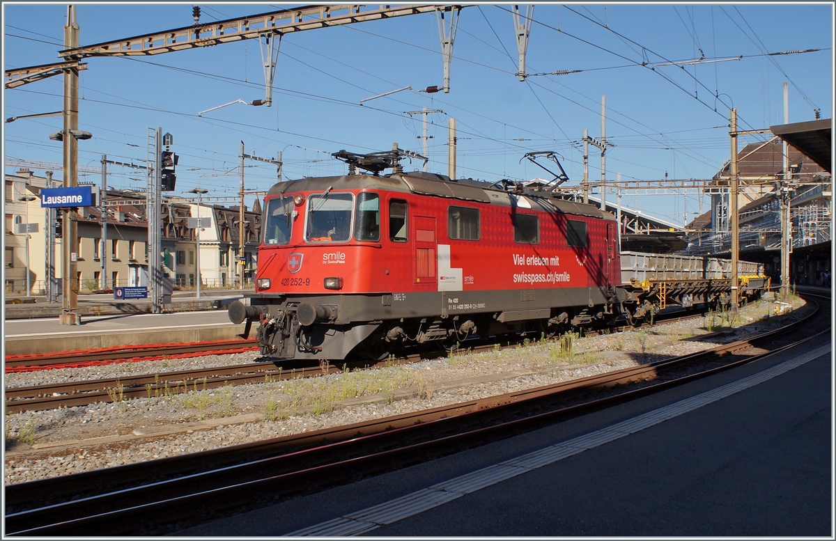 Die SBB Re 4/4 II 11252 (Re 420 252-9)  smile by swisspass  wartet in Lausanne auf die Weiterfahrt in Richtung Vevey. 

3. Aug. 2022