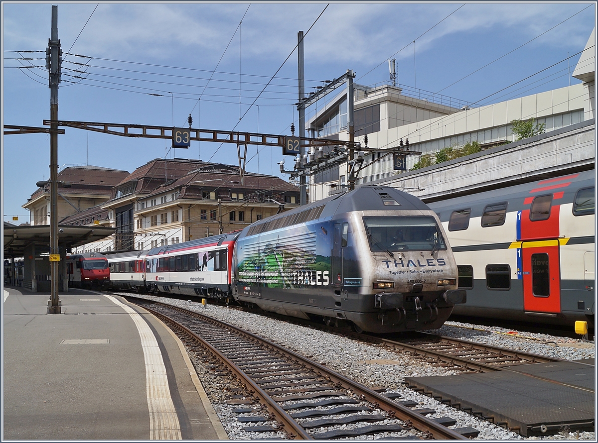 Die SBB Re 460 005-2  Thales  wartet in Lausanne mit dem neuen Infrastukurdiagnose -Wagen (UIC X 99 85 93-61 247-1 CH SBBI) und einem Bt auf die Abfahrt.
28. Mai 2018