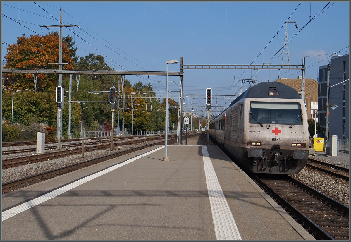 Die SBB Re 460 041-7 red cross erreicht mir einem IR nach Genève Aéroport den Bahnhof Morges.
20. Okt. 2015