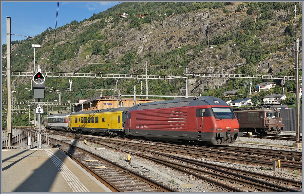 Die SBB Re 460 044-1 verlässt mit einem Messzug nach Spiez (via Bergstrecke) den Bahnhof von Brig. 
Im Messzug eingereiht, der Funkmesswagen MEWA 2012, X 60 85 99-90 108-9 CH-SBBI; der Messwagen wurde 2012 in Betrieb genommen und ist mit Messempfängern, Testgeräten für Mobilfunk, Messantennen und Computern ausgestattet. Im Wagen sind ausserdem Systeme zur Messung von Services (analoger Funk, GSM-R, Polycom, GSM, UMTS und LTE) installiert. (Quelle SBB) 24. Juni 2020

19. August 2020