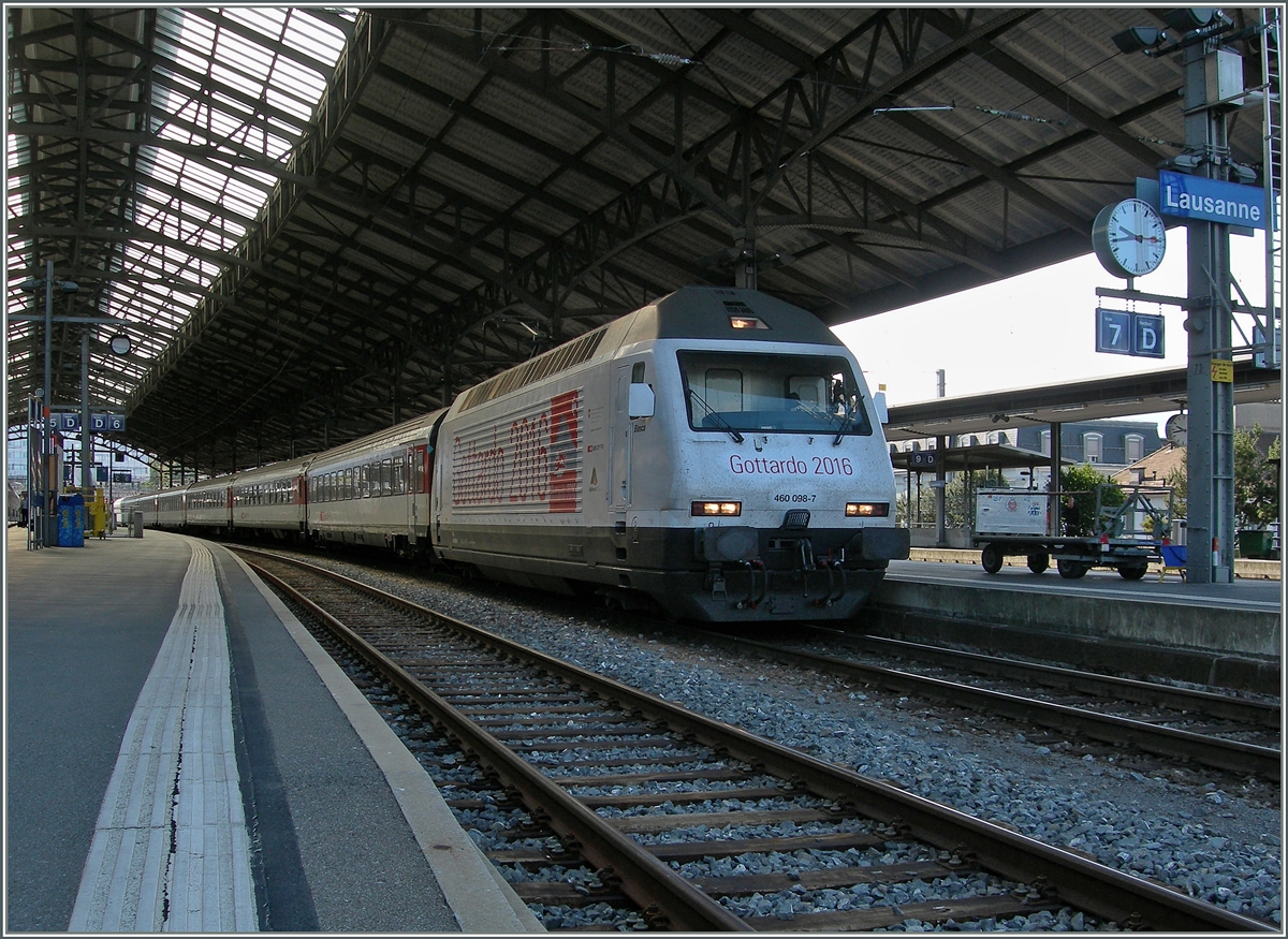 Die SBB Re 460 098-7  Bodio  wirbt für die Verbindung durch den Gotthard ab 2016. Lausanne, den 9. Juli 2015