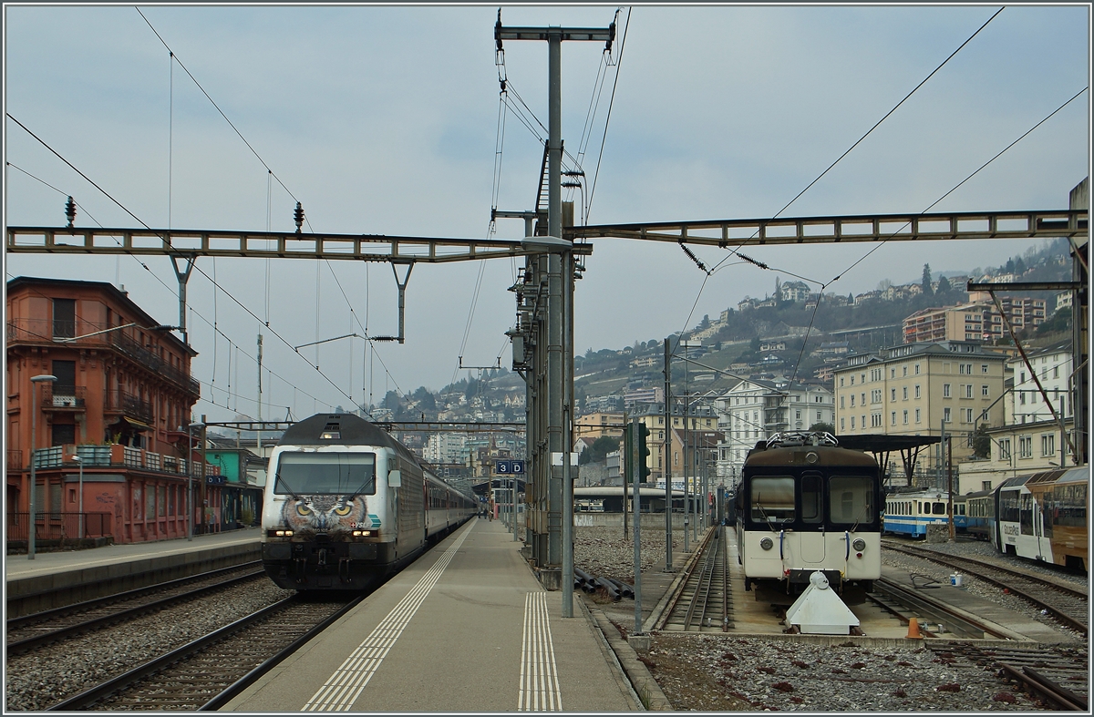 Die SBB Re 460 105-0 beäugt etwas skeptisch das neue MOB Farbkonzept, welche das bunte  Bipperlisi  als erstes zum Opfer fiel.
Montreux, den 15. März 2015 
