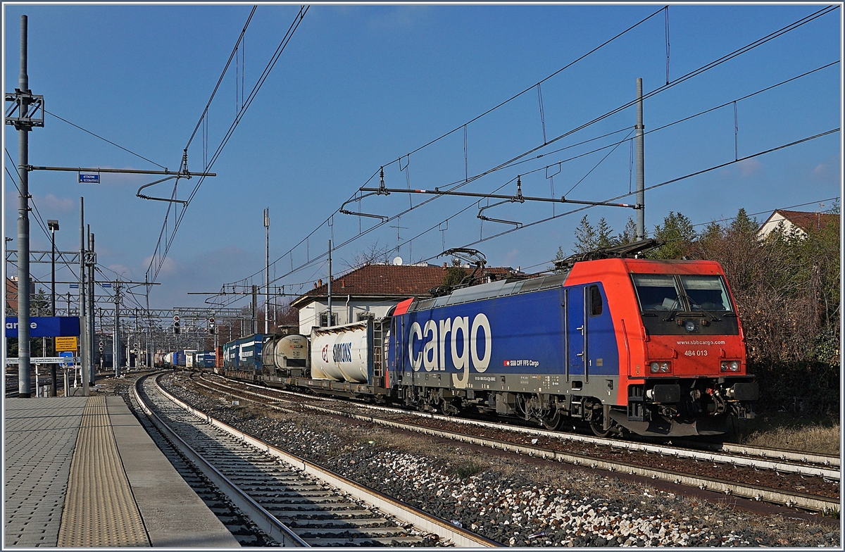 Die SBB Re 484 013 erreicht mit einem langen Gterzuug Gallarate.
16. Jan. 2018