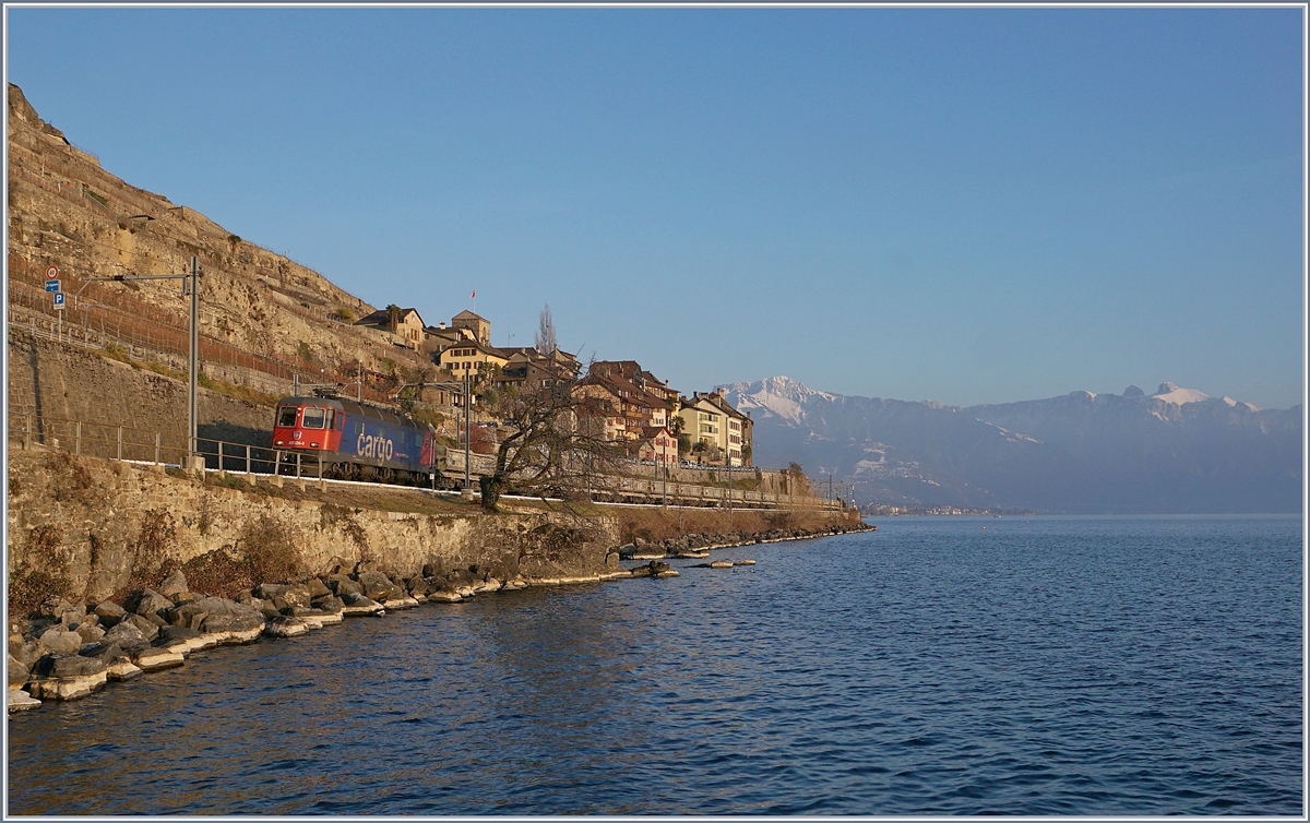 Die SBB Re 620 034-9 mit einem Güterzug Richtung Lausanne bei St-Saphorin.
25. Jan. 2019