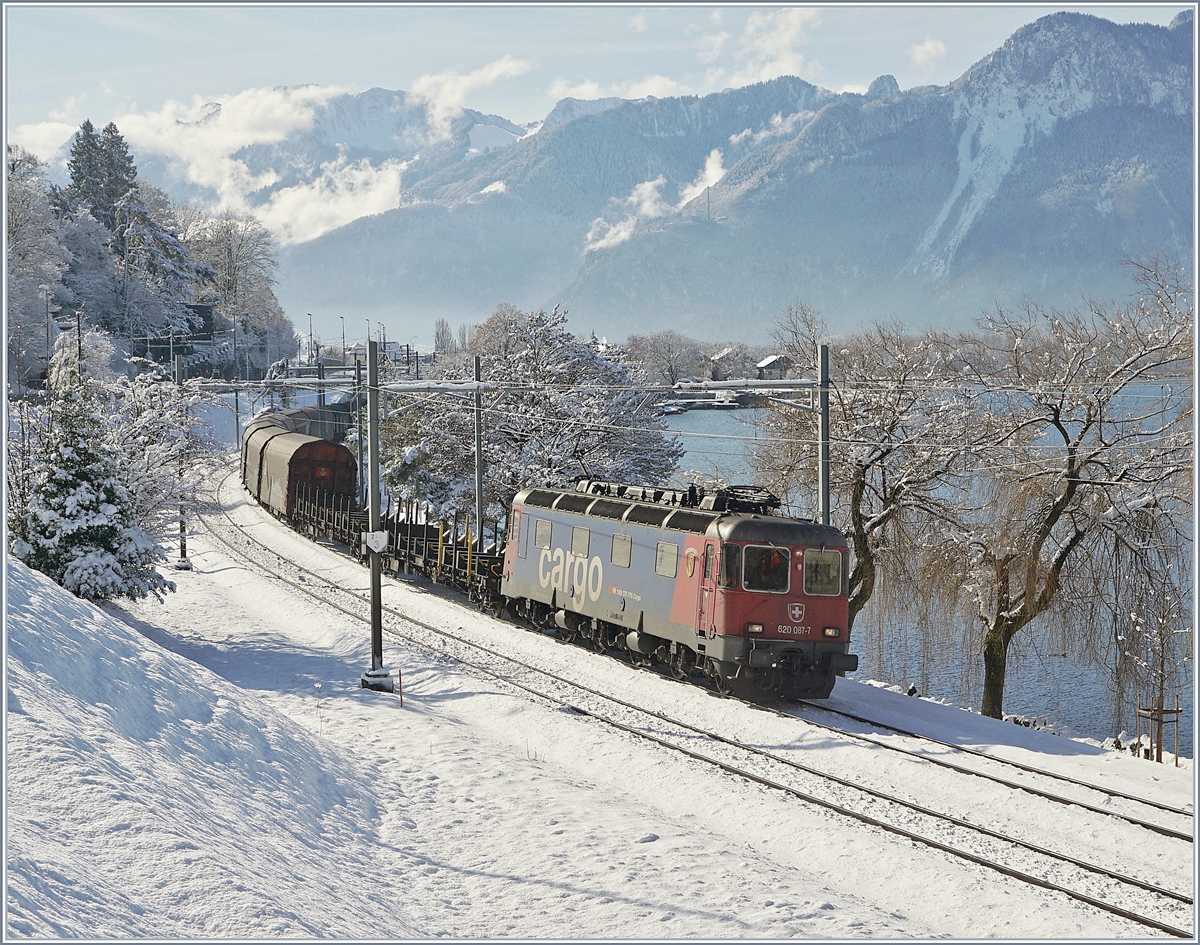 Die SBB Re 620 087-7 kommt mit dem Novelis Güterzug auf der Fahrt von Sierre nach Göttingen bei Villeneuve an den Genfer See.
29. Jan. 2019