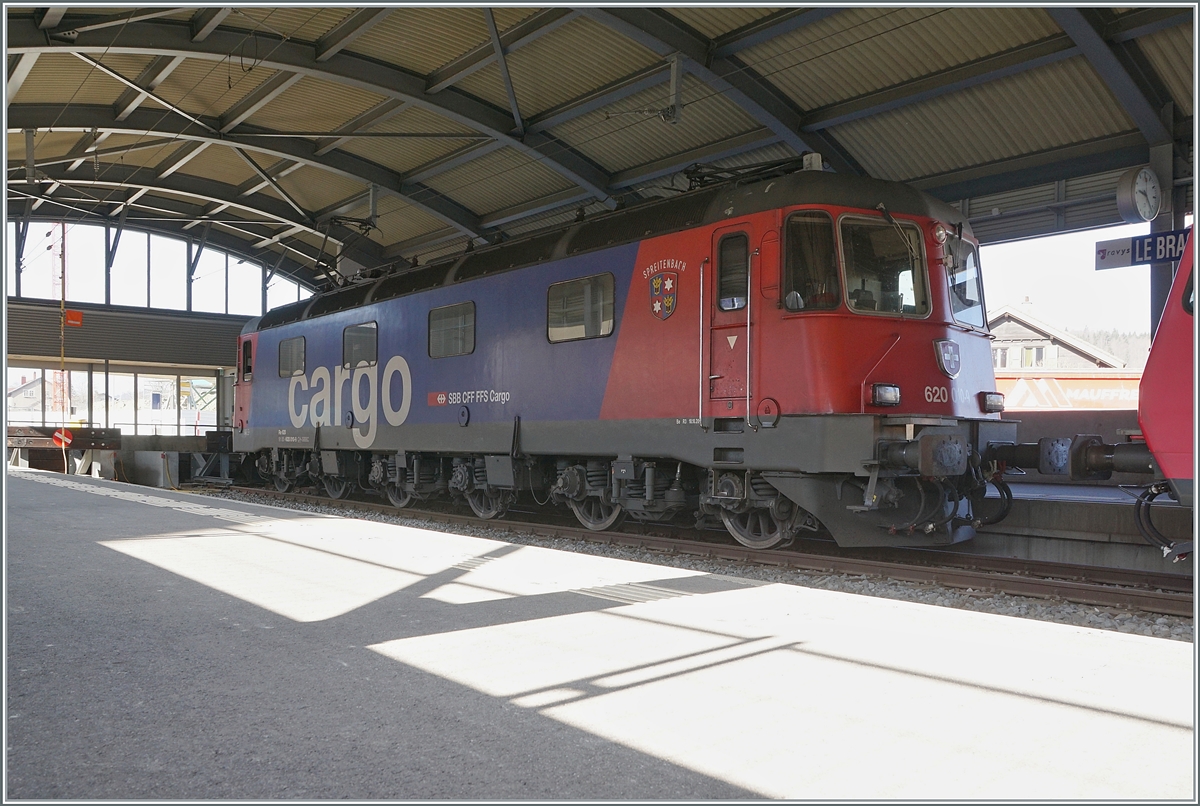 Die SBB Re 6/6 11610 (Re 620 010-9)  Spreitenbach hat den aus Fans-u Wagen bestehenden Güterzug 69701 von Lausanne-Triage nach Le Brassus gebracht und wartet und im Bahnhof von le Brassus auf die Rückleistung am Nachmittag. 

24. März 2022