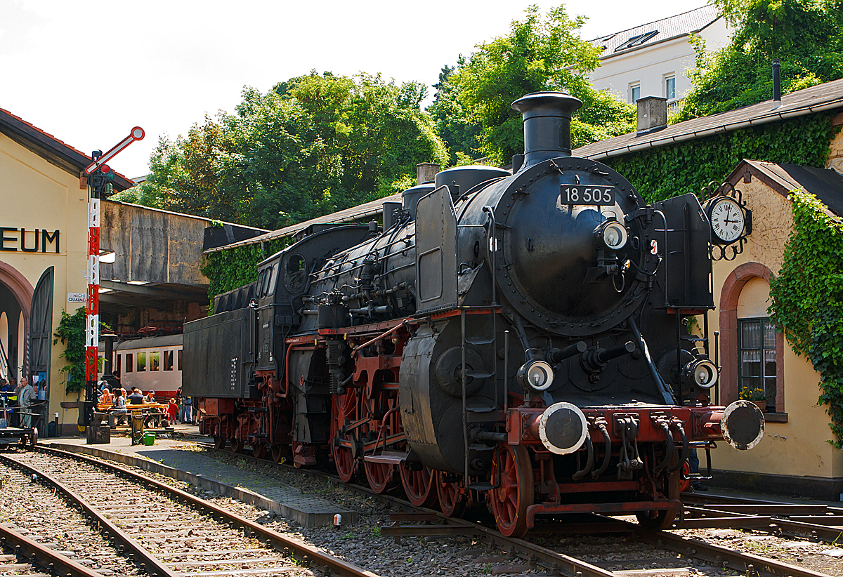 Die Schnellzug-Dampflokomotive 18 505 der Deutsche Gesellschaft für Eisenbahngeschichte (DGEG),  ex DB 018 505-8 (DB), ex DB 18 505, ex DRG 18 505, ex KBayStB S 3/6  3706 , am 31.05.2014 ausgestellt im Eisenbahnmuseum Neustadt a d. Weinstraße.

Die Dampflokomotiven der Gattung S 3/6 der Königlich Bayerischen Staatsbahn (Baureihe 18.4-5 der Deutschen Reichsbahn und der DB) waren Schnellzuglokomotiven mit der Achsfolge 2'C1' (Pacific). Diese BR fuhren u.a. den berühmten RHEINGOLD - EXPRESS.

Diese Lokomotiven sind unter den Länderbahnlokomotiven insofern bemerkenswert, als sie über einen Zeitraum von fast 25 Jahren beschafft worden sind, auch noch zu Zeiten der Deutschen Reichsbahn. Insgesamt wurden 159 Exemplare hergestellt, mehr als von allen anderen Länderbahn-Pacifics zusammengenommen. 89 der Lokomotiven (Serie a bis i) wurden von der Bayerischen Staatsbahn beschafft und 70 (Serie k bis o) von der Deutschen Reichsbahn.

Die von der Firma Maffei in München entwickelte S 3/6 war eine etwas vergrößerte Weiterentwicklung der ersten deutschen Pacific, der Badischen IV f. Wie diese hatte die S 3/6 ein Vierzylinder-Verbundtriebwerk mit Antrieb auf die zweite Kuppelachse. 
Alle S3/6 haben ein Vierzylinder-Verbund-Triebwerk, d.h. der Dampf leistet in den innenliegenden Hochdruckzylinder Arbeit, entspannt etwas und wird dann durch die außenliegenden Niederdruckzylinder geleitet, wo er noch weiter expandiert. Anschließend gelangt er durch Blasrohr und Schornstein  ins Freie. Eine solche Lok ist im Kohleverbrauch sehr sparsam, da der Dampf sehr gut ausgenutzt wird. Dafür sind die Vierzylinder-Verbund-Triebwerke sehr kompliziert aufgebaut und bedürfen einer sehr intensiven Wartung.
Mit Ausnahme der Serien d und e, die einen Kuppelraddurchmesser von 2.000 mm aufwiesen, hatten die S 3/6 einen Kuppelraddurchmesser von 1.870 mm, der einen Einsatz sowohl im Hügelland als auch im Flachland zuließ.

Die zulässige Höchstgeschwindigkeit der Lokomotiven lag unabhängig vom Treibraddurchmesser bei 120 km/h; die Leistung wurde im Beschaffungszeitraum von 1.770 PS auf 1.830 PS gesteigert

Nach dem Ersten Weltkrieg mussten 19 Lokomotiven, darunter einige fabrikneue Fahrzeuge, im Rahmen der Waffenstillstandsvereinbarungen an Frankreich und Belgien übergeben werden. Die restlichen gelangten an die Deutsche Reichsbahn. Dort erhielten sie 1926 die Betriebsnummern 18 401- 434, 18 441 - 458 und 18 461- 478. Besondere Bekanntheit erlangten die S 3/6 durch ihren Einsatz als Zugmaschine des ab 1928 verkehrenden Rheingold.

Serie k (zu der die 18 505 gehört):
Weil die Einheitslokomotiven noch nicht gebaut waren, beschaffte die Zweigstelle Bayern des Reichsverkehrsministeriums die bewährte S 3/6 weiter. 1923 und 1924 lieferte Maffei die Bauserie k mit insgesamt 30 Exemplaren. Sie wurden noch mit den bayerischen Loknummern 3680 - 3709 abgeliefert und erhielten 1926 die Betriebsnummern 18 479 bis 18 508. Von den Vorgängerserien unterschieden sie sich technisch vor allem durch einen etwas größeren Überhitzer und optisch durch ein Führerhaus ohne Windschneide, dessen Seitenwände ebenso wie bei den späteren Einheitslokomotiven im Bereich der Fenster abgeschrägt waren.

Die hier gezeigte Lok 18 505 steht im Eisenbahnmuseum der DGEG in Neustadt an der Weinstraße und kann dort besichtigt werden. Die letzte dieser Maschinen, die 18 508, ist im Privatbesitz und in der Schweiz abgestellt. (Locorama Romanshorn).

TECHNISCHE DATEN der 18 505  (BR 18.4 - 5 (Serie k))
Ehem. Nummerierung:  18 479 - 508
Anzahl:  30 der Serie k (159  Gesamt)
Hersteller:  J.A.Maffei (München) 
Baujahr: 1924
Fabriknummer: 5555
Ausmusterung:  01.08.1969
Laufleitung: 2,9 Millionen km
Bauart:  2'C1' h4v (Pacific)
Gattung: S 3 6.17
Spurweite:  1435 mm (Normalspur)
Länge über Puffer:  22.827 mm
Dienstgewicht (ohne Tender):  94,0 t
Dienstgewicht (Lok und Tender): 163 t
Reibungsmasse:  52,7 t
Radsatzfahrmasse:  17,9 t
Indizierte Leistung:  1.835PS (1.350 kW)
Höchstgeschwindigkeit:  120 km/h
Treibraddurchmesser:  1.870 mm
Laufraddurchmesser vorn:  950 mm
Laufraddurchmesser hinten:  1.206 mm
Zylinderanzahl:  4 (2 Hoch- und 2 Niederdruck)
ND-Zylinderdurchmesser:  670 mm
HD-Zylinderdurchmesser:  425 mm
Kolbenhub:  610/670 mm
Kesselüberdruck:  16 bar
Rostfläche:  4,53 m²
Überhitzerfläche:  74,16 m²
Verdampfungsheizfläche:  194,41 m²
Tender:  2'2' T  31,7 (Andere meist bay. 2'2' T 26,2)
Wasservorrat:  31,7 m³
Kohlevorrat: 9 t
Der Tender wurde 1970 von Lok 18 612 angehangen.
Hersteller des Kessels: Lokomotivfabrik Henschel (Kassel), Baujahr: 1930, Fabriknummer: 21739, er wurde 1954 von Lok 18 518 eingebaut.
