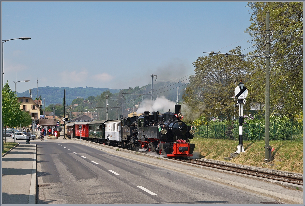 Die SEG  G 2x 2/2 105 und HG 3/4 N° 3 verlassen Blonay mit offiziellen Jubiläumszug Richtung Chamby.
4. Mai 2018